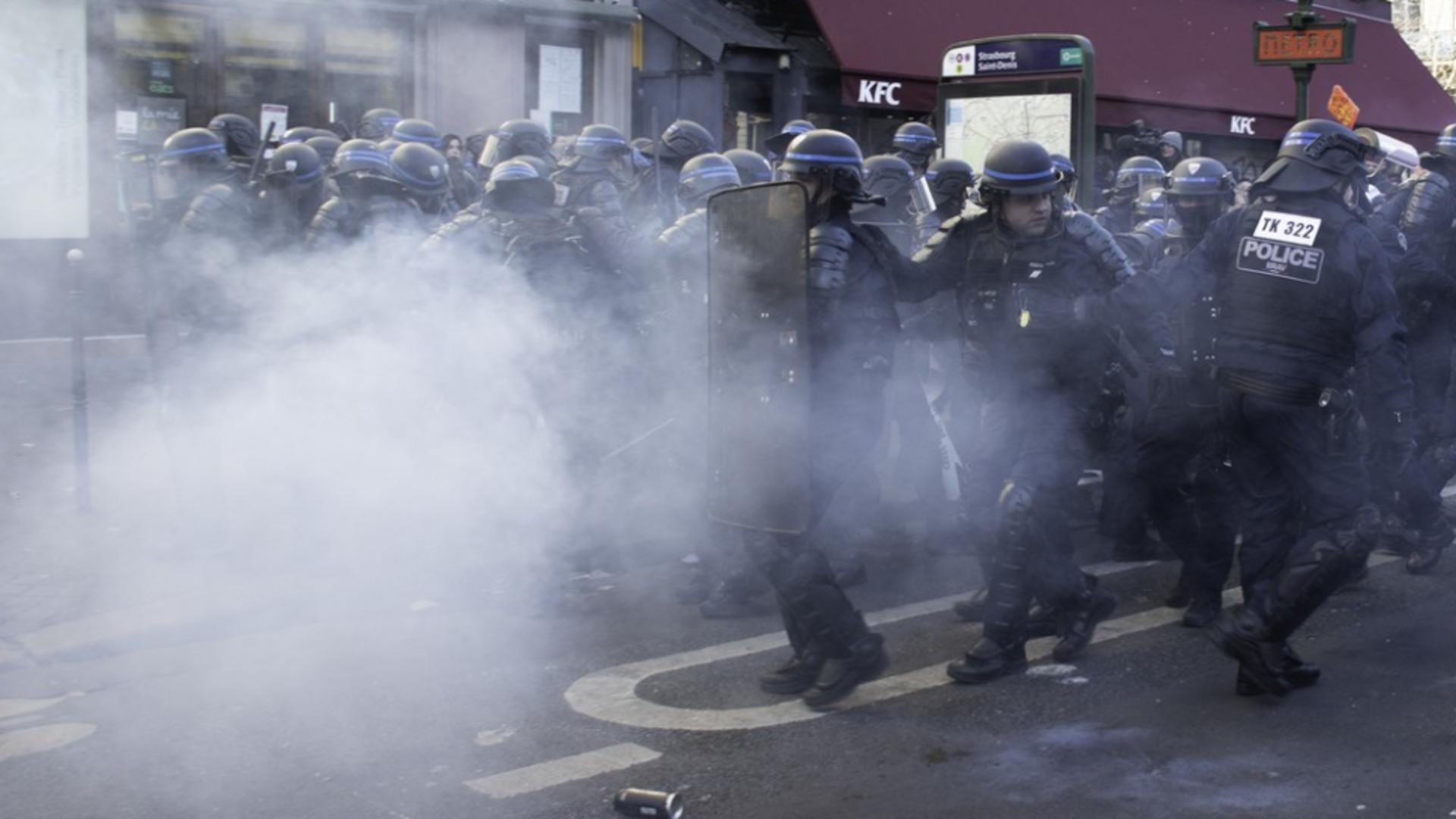 Intervenție cu gaze lacrimogene (Profimedia)