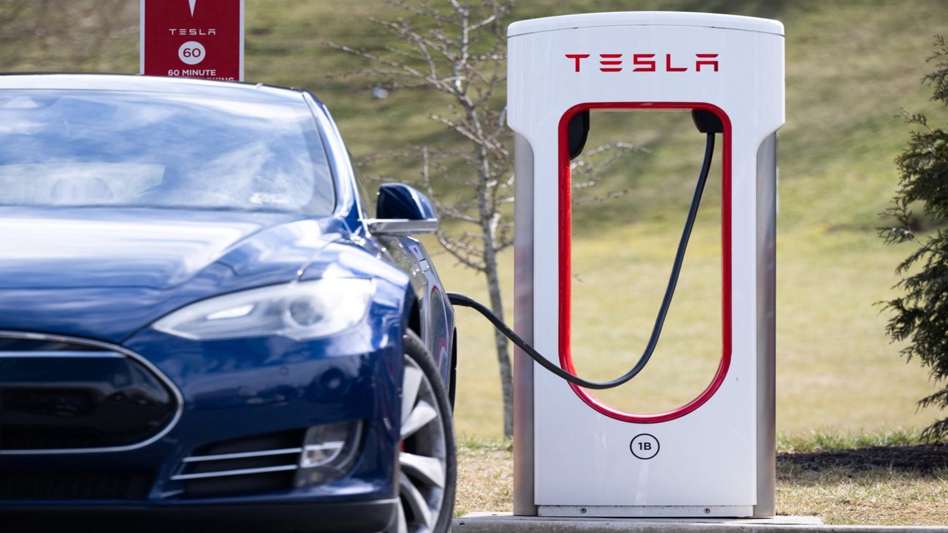 Tesla recheamă peste 360.000 de mașini în service / Foto: Profi Media