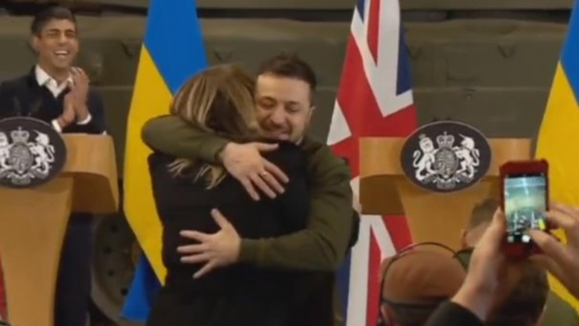 O jurnalistă a vrut să-l îmbrățișese pe Zelenski în timpul conferinței - Cum a reacționat președintele Ucrainei