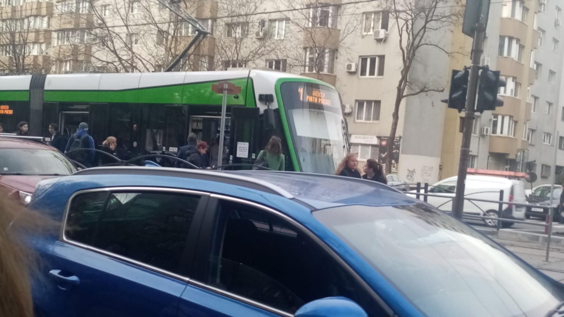  S-a reluat circulația pe linia 41, în zona Pasaj Lujerului - Pod Ciurel. Traficul dat peste cap de un blocaj cauzat de lipsa de curent - FOTO&VIDEO