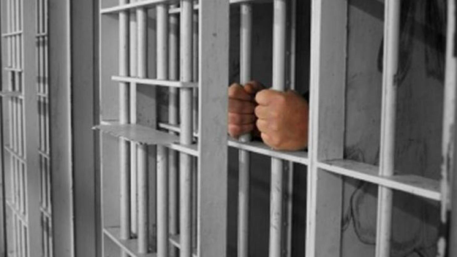 Deținut în comă după o petrecere după gratii - Bătaie cu cioburi și cuțite și consum de alcool la penitenciarul Gherla