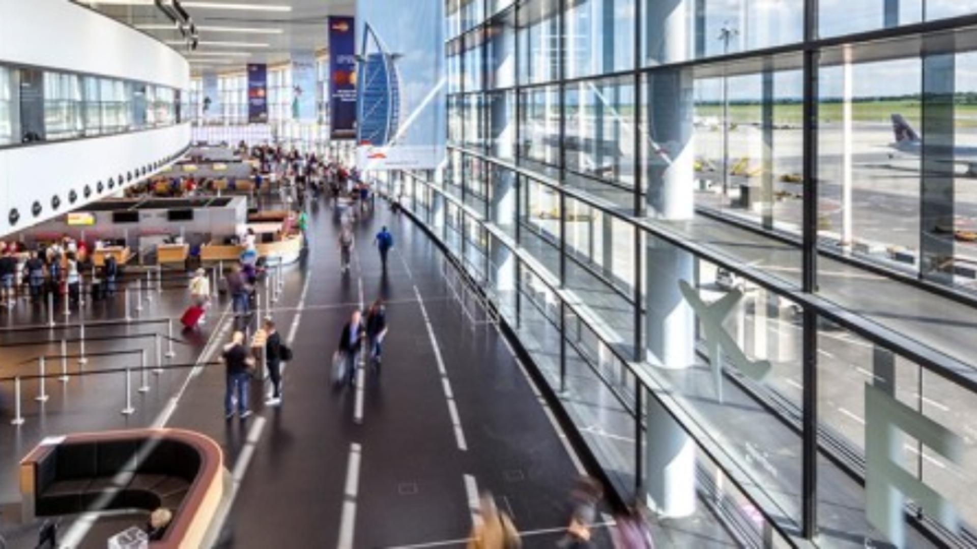Românii care aterizează pe aeroportul de la Viena au parte de un tratament umilitor. Revolta a doi europarlamentari 