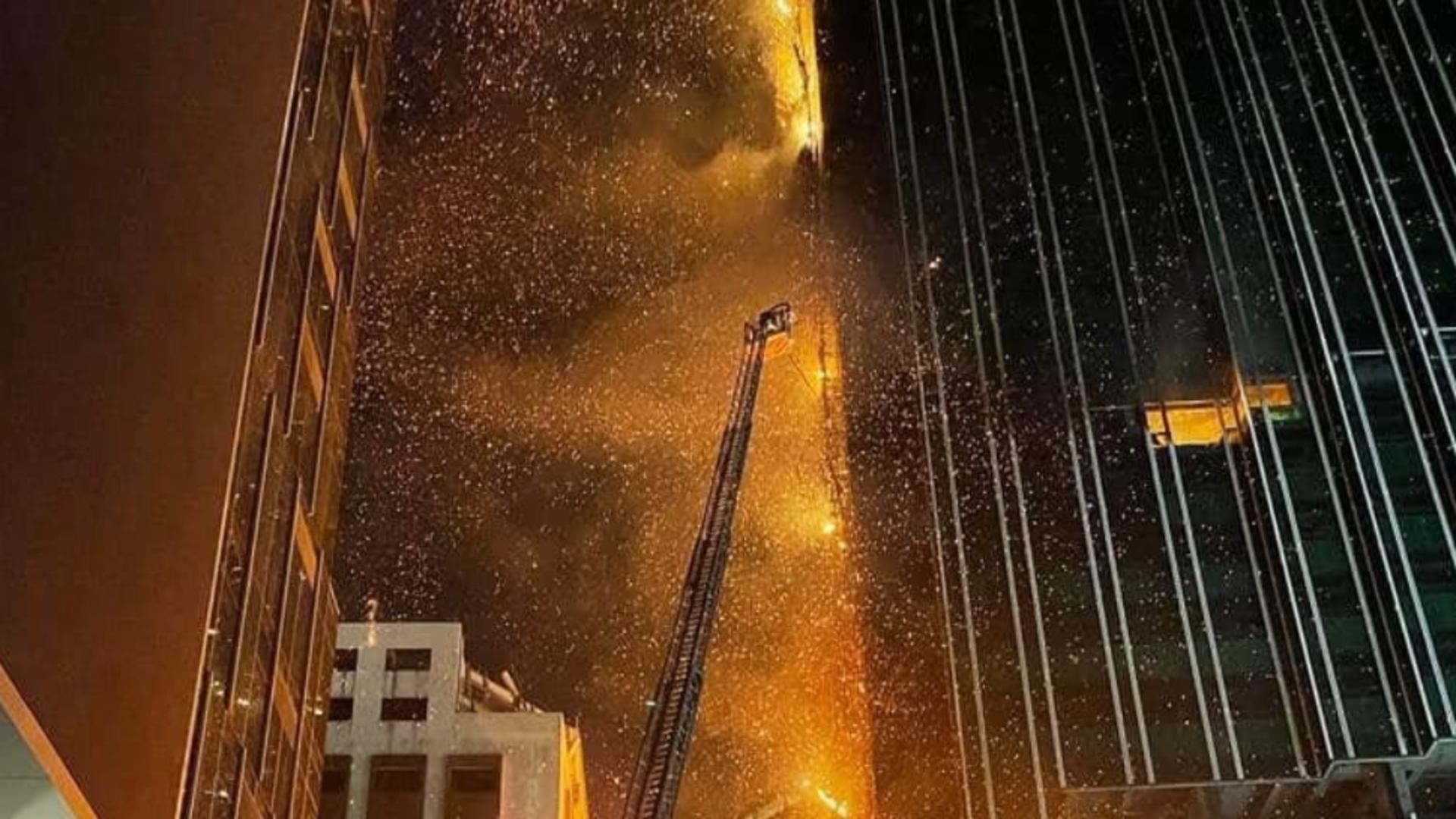 Cel puțin 2 răniți după un incendiu în Hong Kong - Un zgârie-nori, în flăcări - Imagini spectaculoase - VIDEO