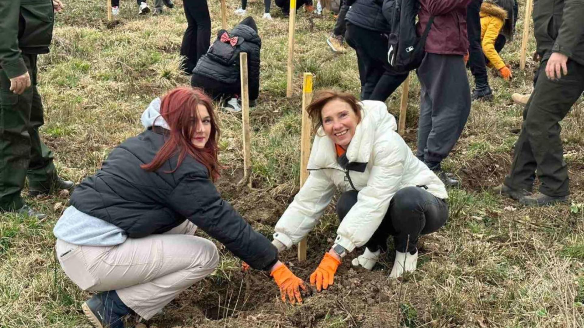 Carmen Iohannis a plantat copaci alături de elevi - Imagini inedite cu Prima Doamnă
