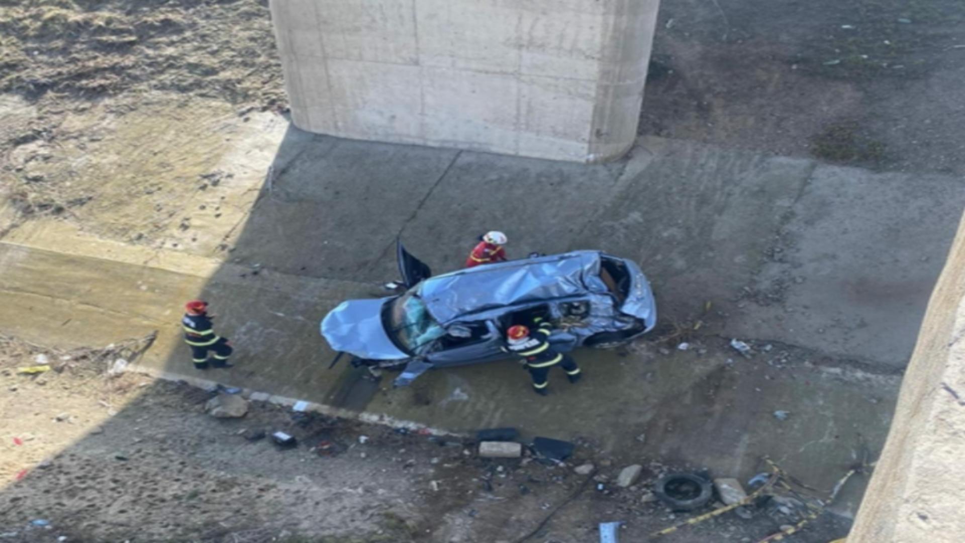 Mașină căzută de pe pod 