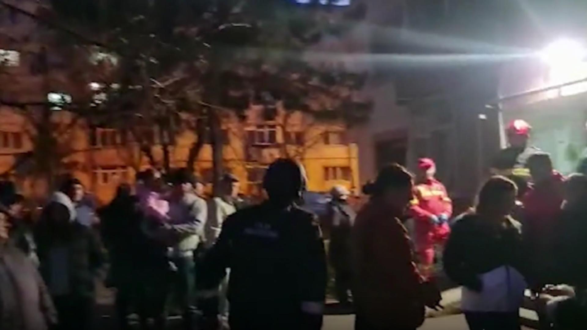 Oameni evacuați bloc Pitești/ Captură video