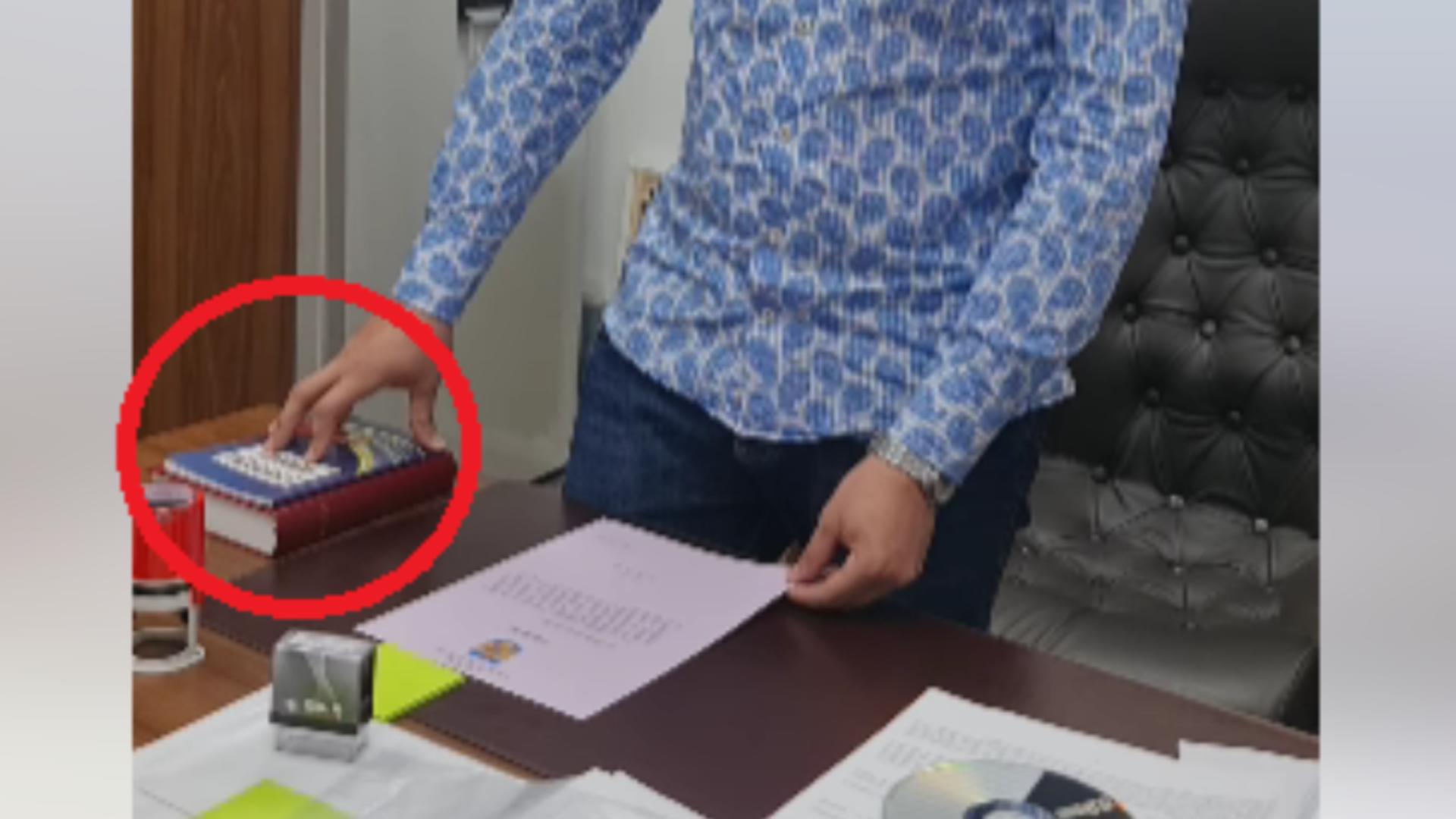 Angajat la o primărie din Gorj, pus să jure cu mâna pe Biblie că va respecta legea. Imaginile au devenit virale - VIDEO