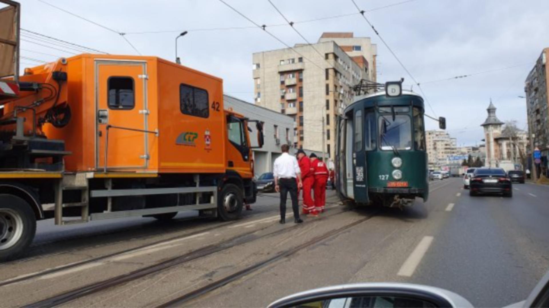Tramvai sărit de pe șine, la Iași/ Captură foto Ziarul de Iași