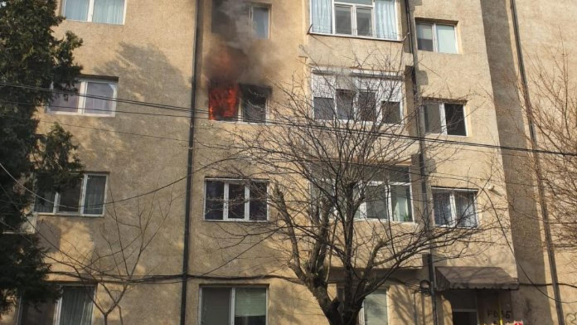 Incendiu într-un bloc din Constanța: apartament mistuit de flăcări