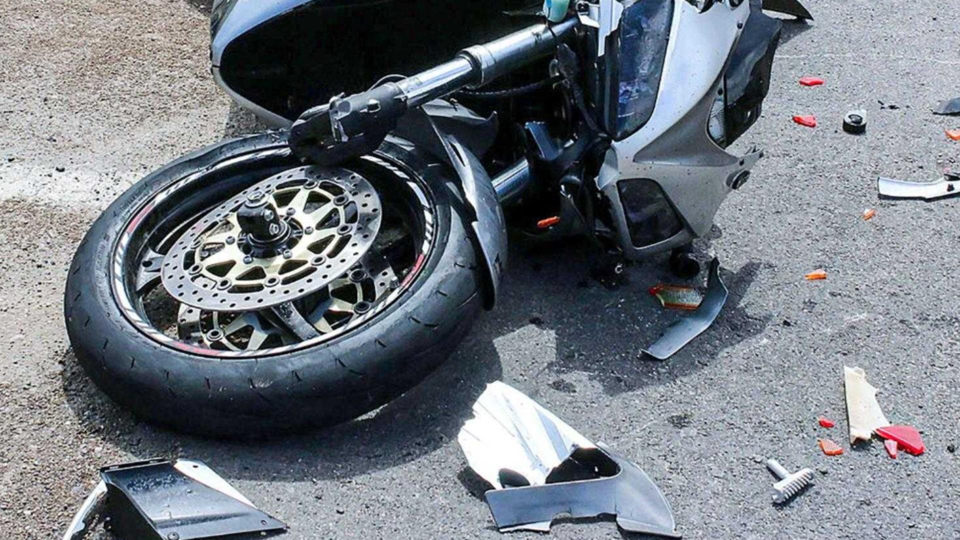 Accident șocant în Capitală după o criză de epilepsie la volan - Șoferul, dus urgent la spital după ce a lovit 2 mașini și o motocicletă