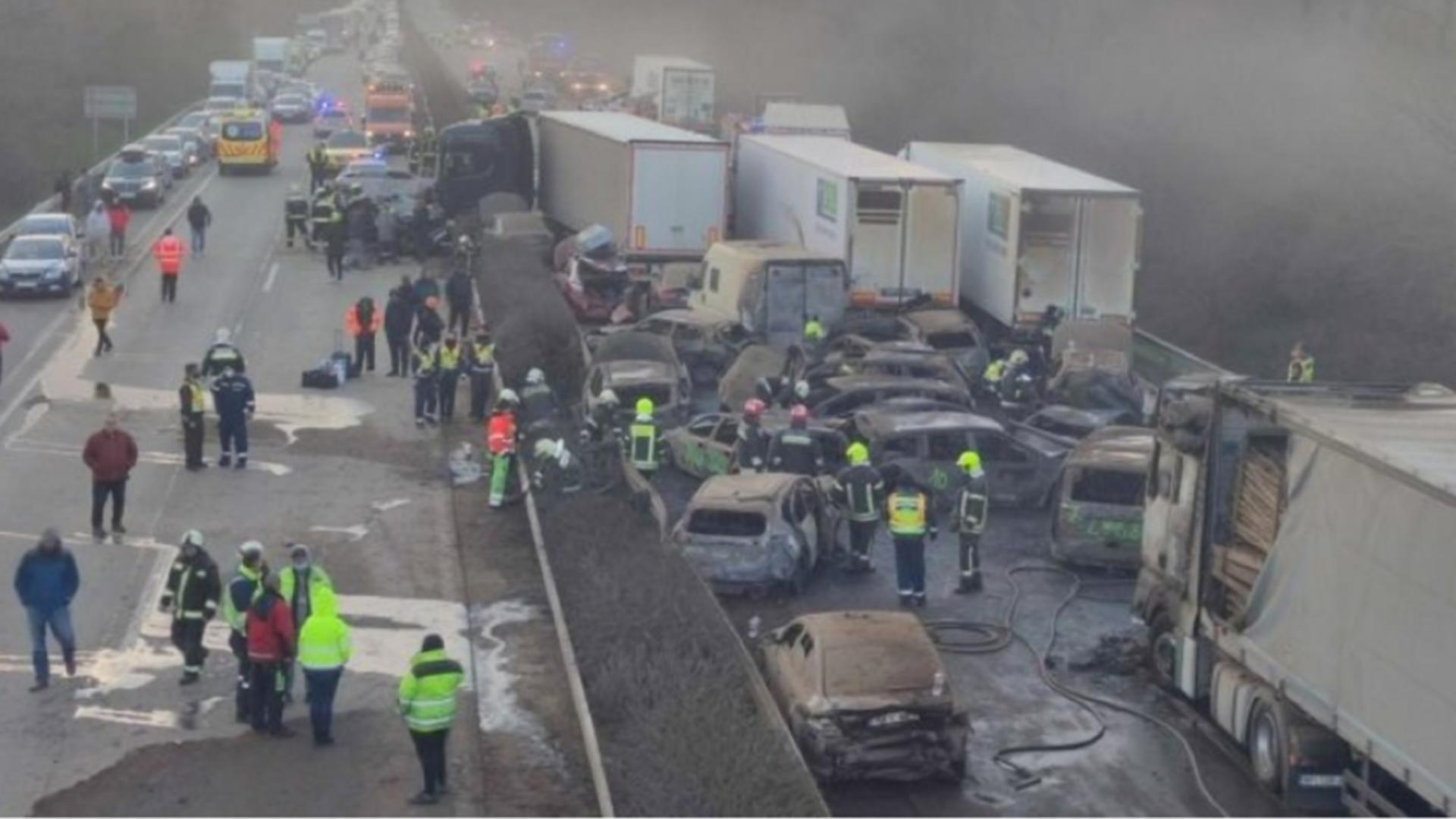 Accident de proporții pe o autostradă din Ungaria: 5 camioane și 40 de autovehicule s-au ciocnit! INCENDIU uriaș după impact