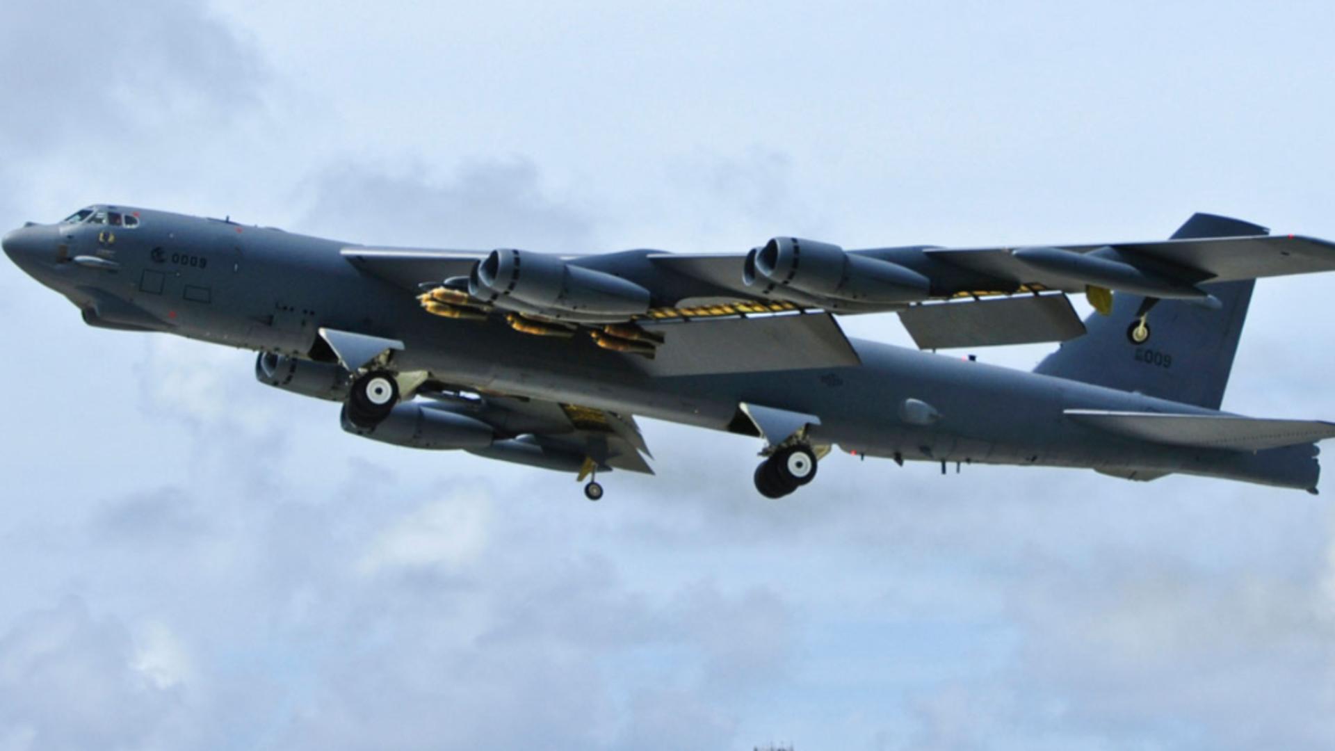Mesaj de forță către PUTIN - Bombardier nuclear american, escortat de avioane NATO, inclusiv românești - Imagini spectaculoase