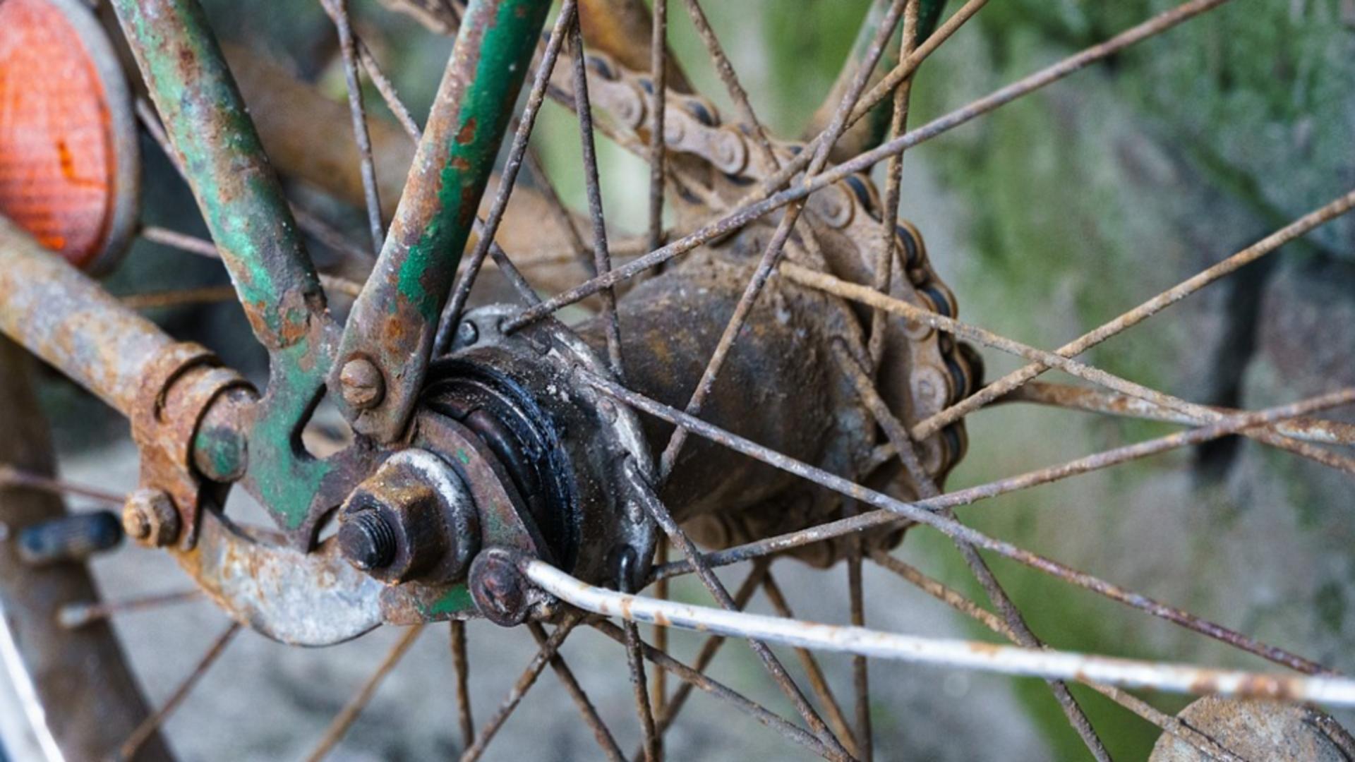 Consiliul Județean Vaslui, obligat să plătească despăgubiri de zeci de mii de lei unui biciclist care a căzut într-o groapă