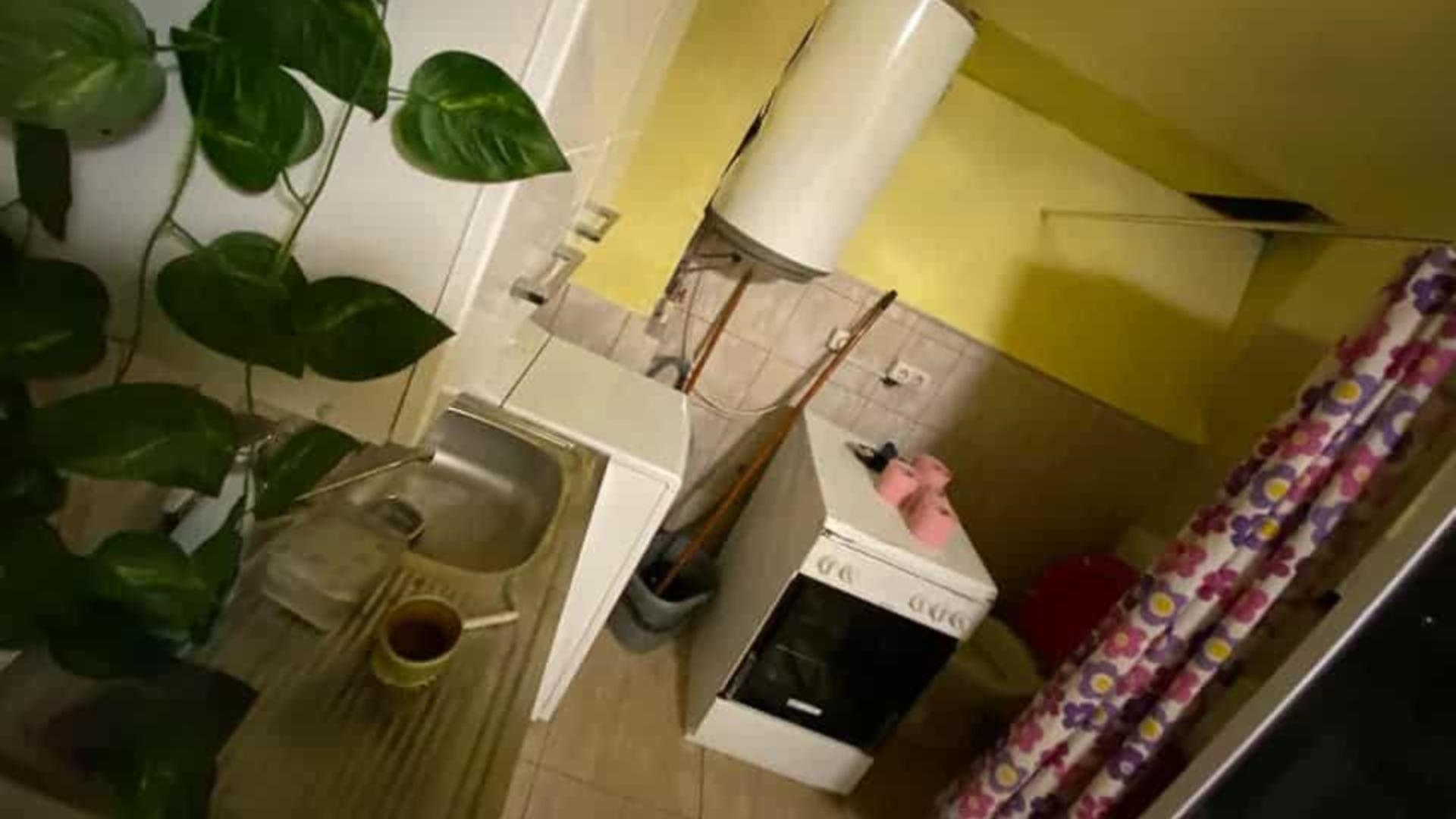 Așa-zisa garsonieră are wc-ul lipit de aragaz. Foto: Cluj24