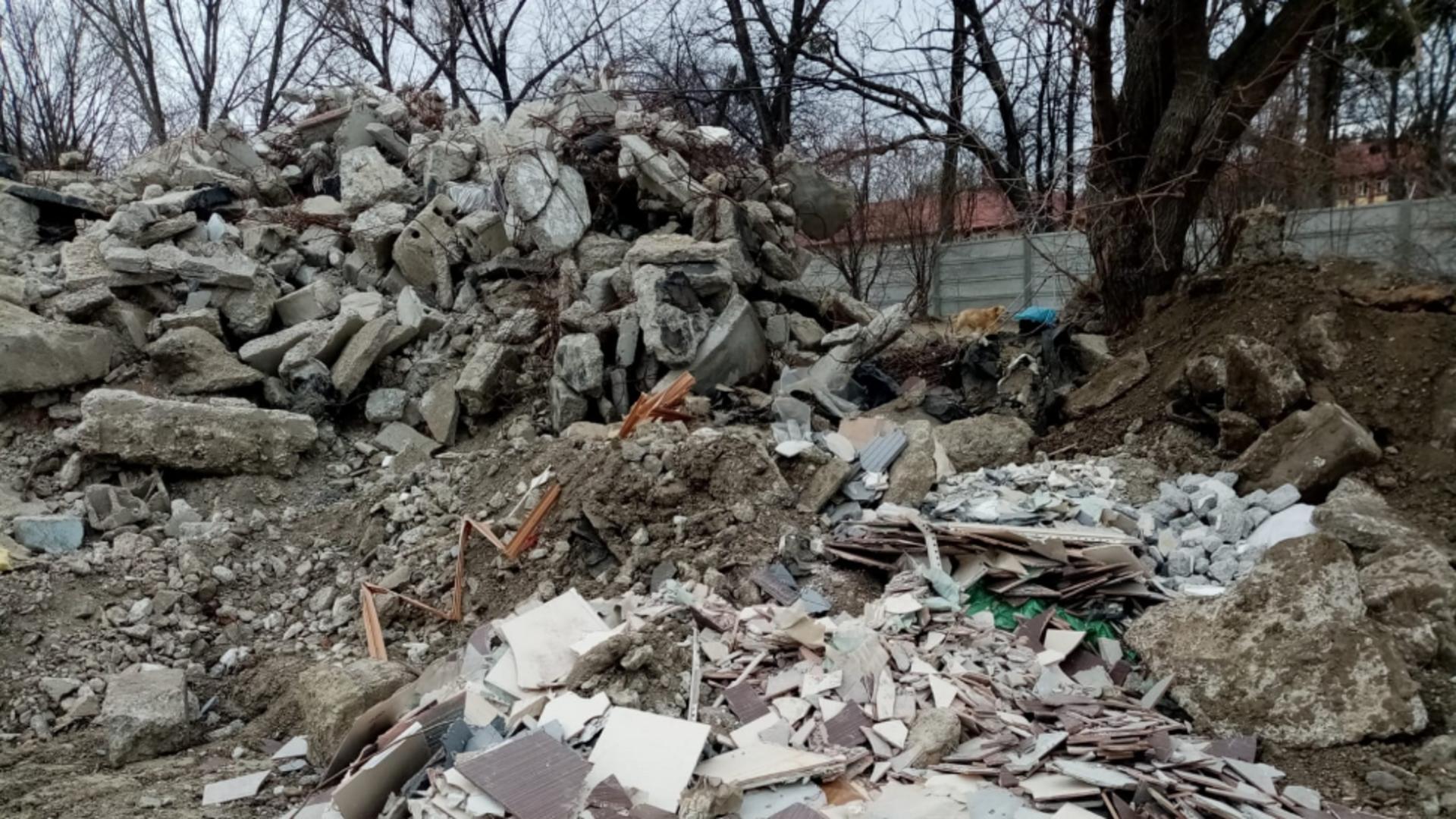 Primăria Constanța arunca deșeurile de la construcții în curtea unei firme