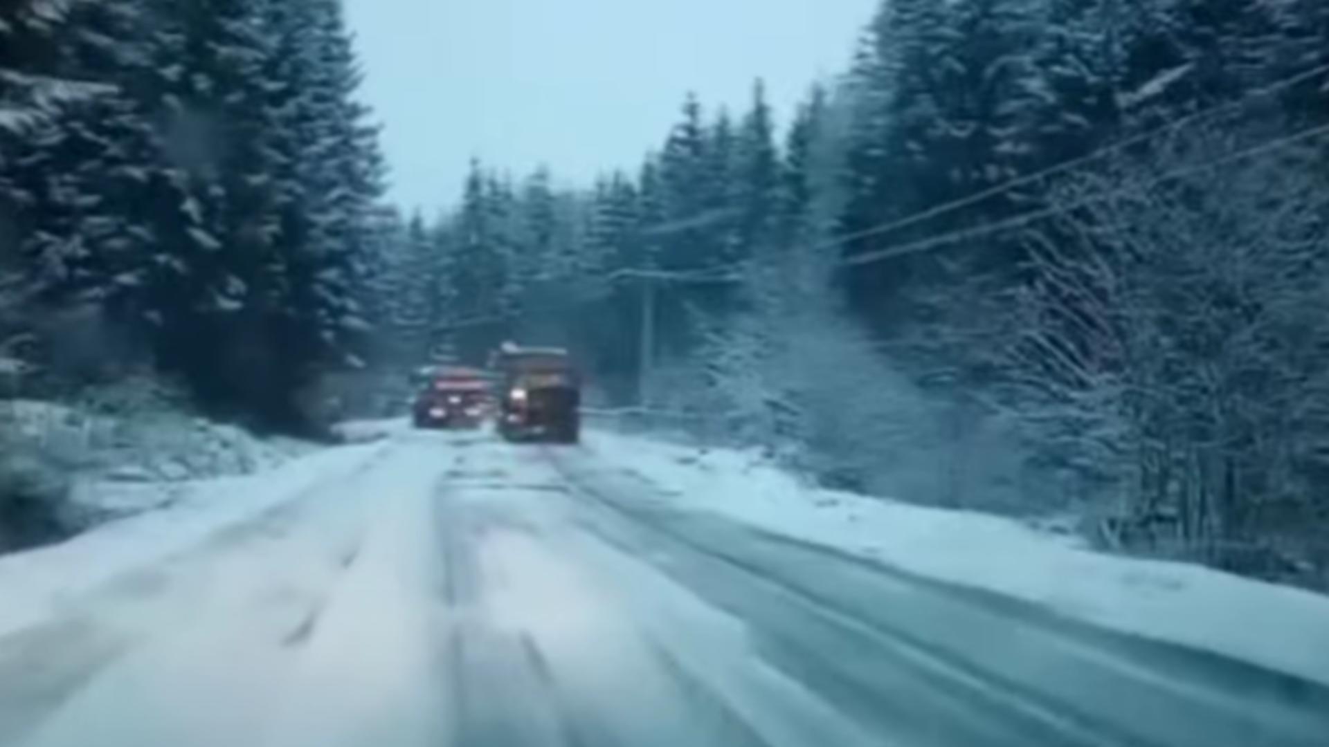 Se circulă în condiții de iarnă pe mai multe drumuri din România – Utilajele de deszăpezire intervin de urgență