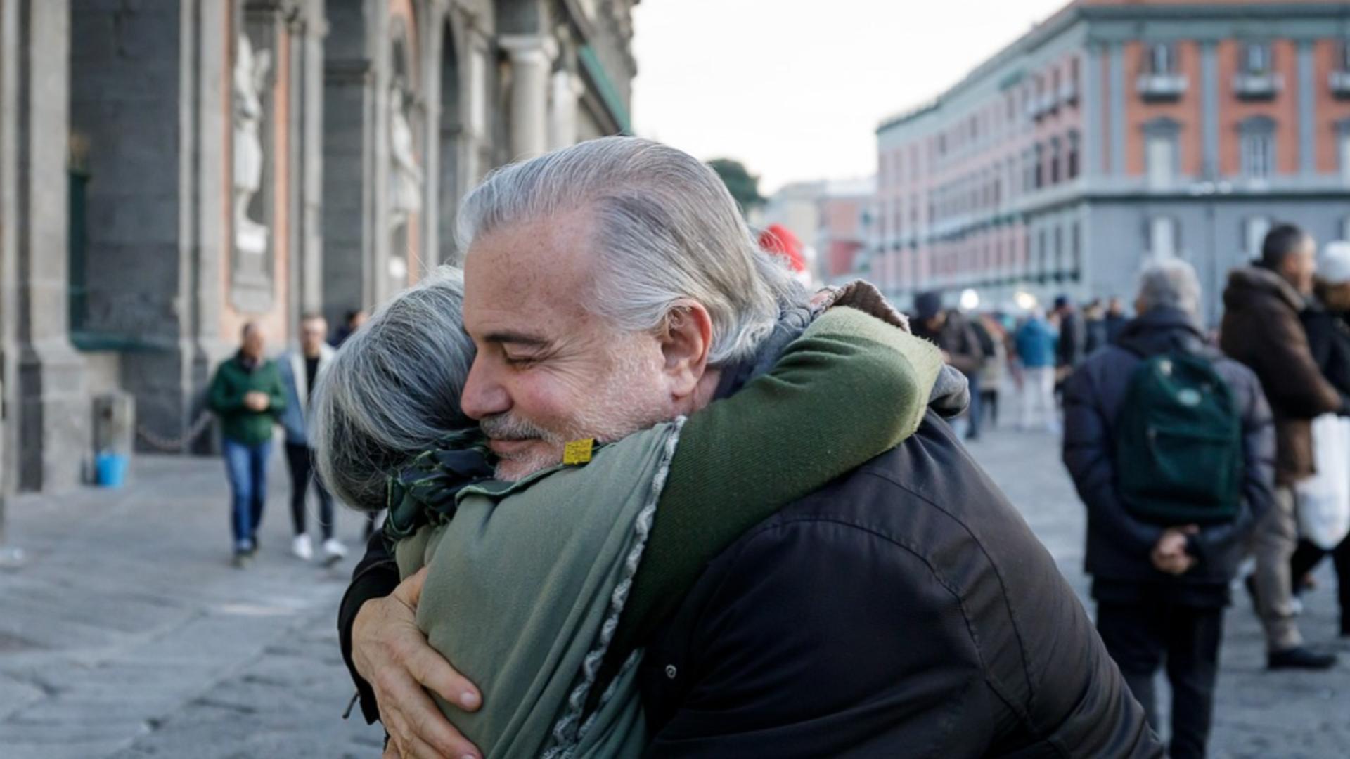 Un cuplu de români din Italia a fost prins la furat prin "metoda îmbrățișării". Ultima victimă: un bărbat de 80 de ani
