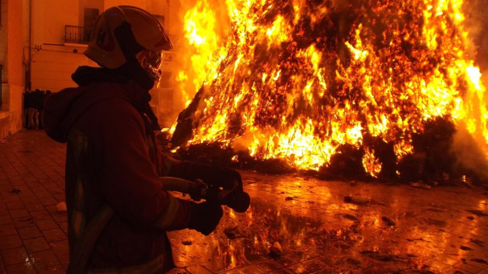 A stropit casa tatălui său cu benzină și i-a dat foc. Ce l-a supărat pe bărbat pentru a recurge la acest gest