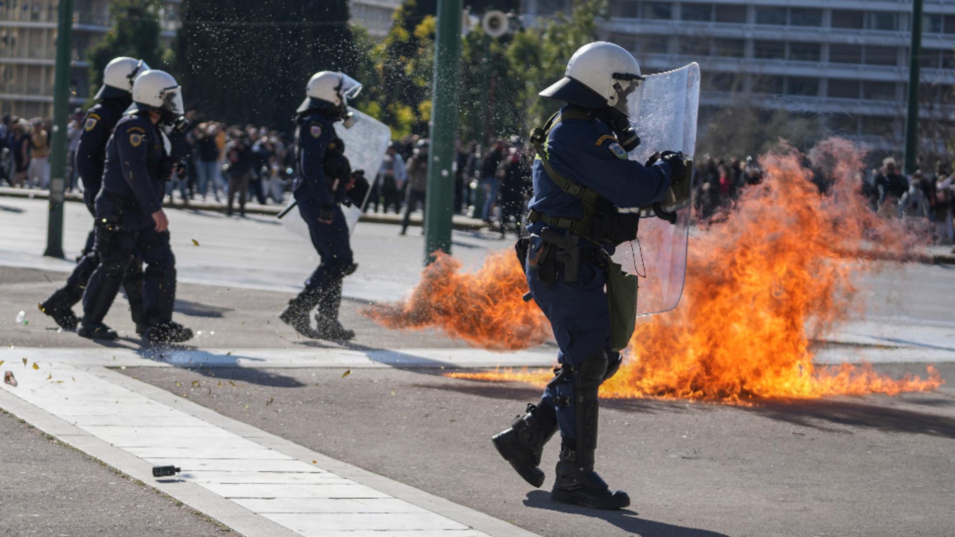 Ciocniri violente între poliție și protestatari, în Grecia. Foto/Profimedia 
