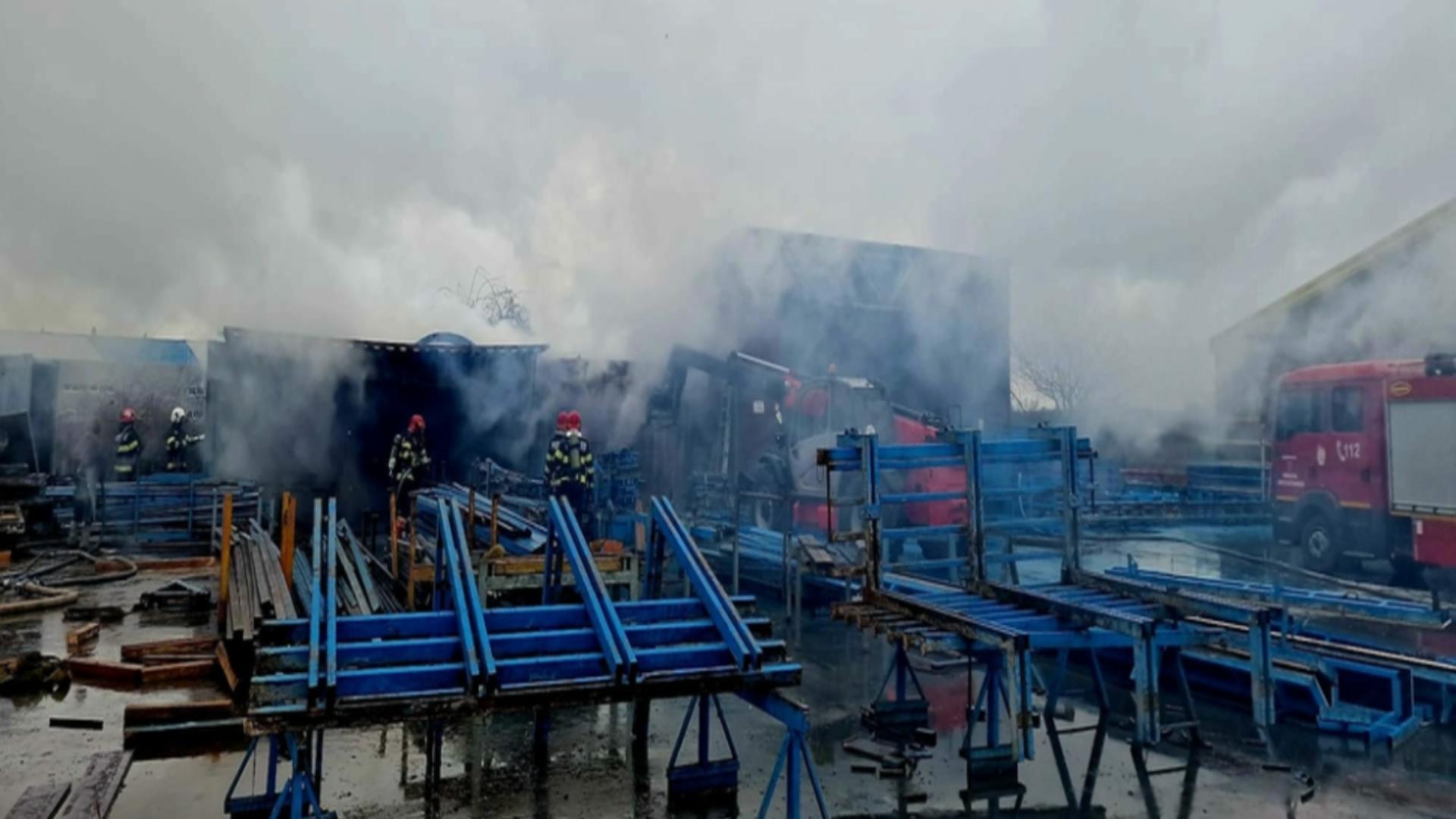 Incendiu cu mari degajări de fum la un container cu vopseluri şi un depozit de vopsitorie din Bolintin Deal