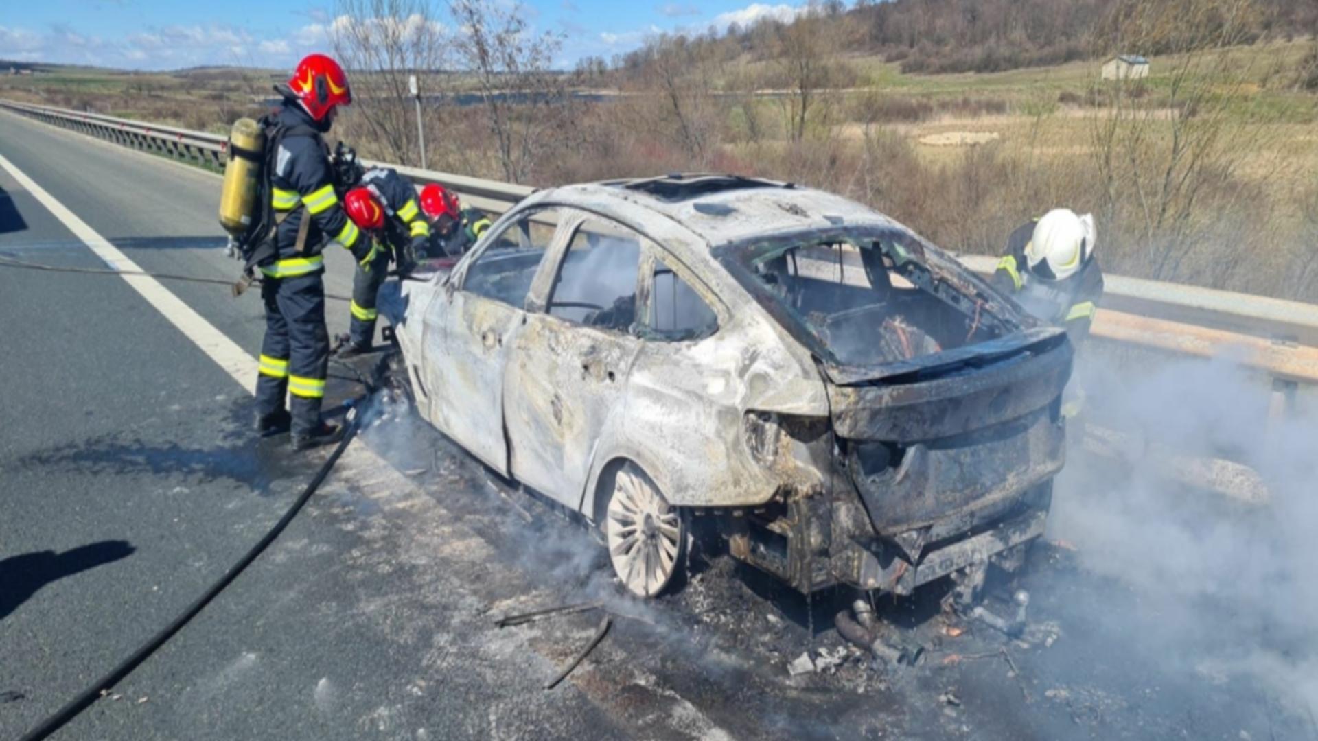 Mașini în flăcări pe autostrăzile din România: 2 autoturisme au ars ca niște torțe în Sibiu și Prahova, aproape de Capitală