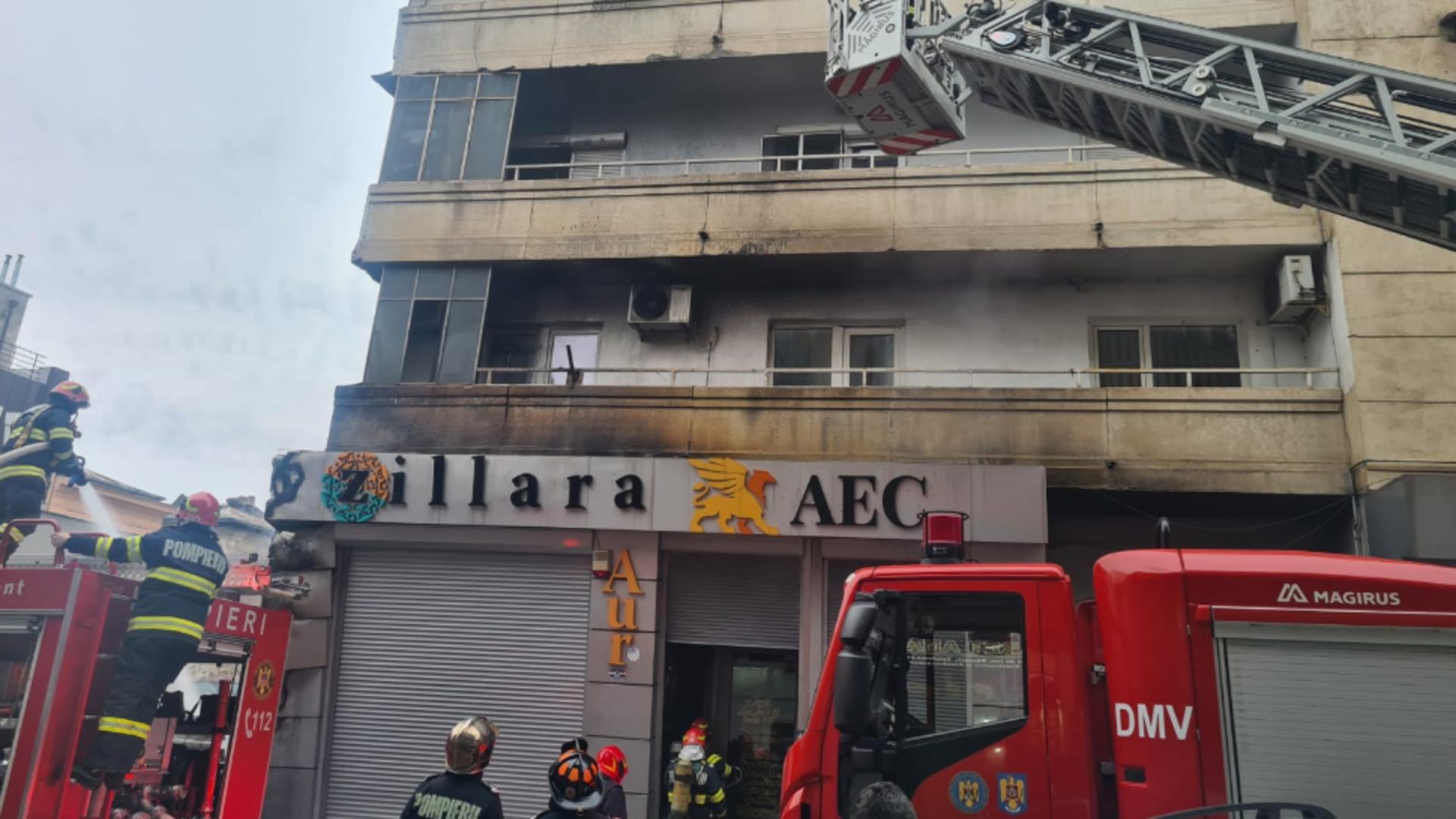 Incendiu în centrul Capitalei. Un magazin a luat FOC! Flăcările s-au extins pe faţada blocului până la etajul 1