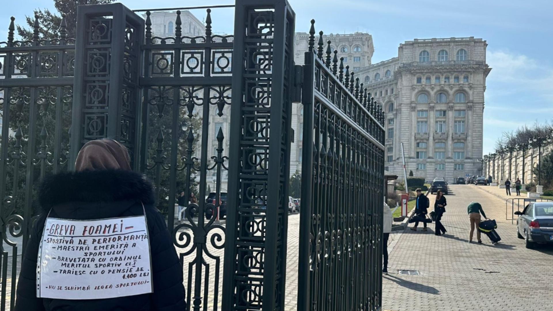 PROTEST dur, la Parlament: O fostă sportivă de performanță a intrat în greva foamei: „Trăiesc cu o pensie de 1.100 de lei”
