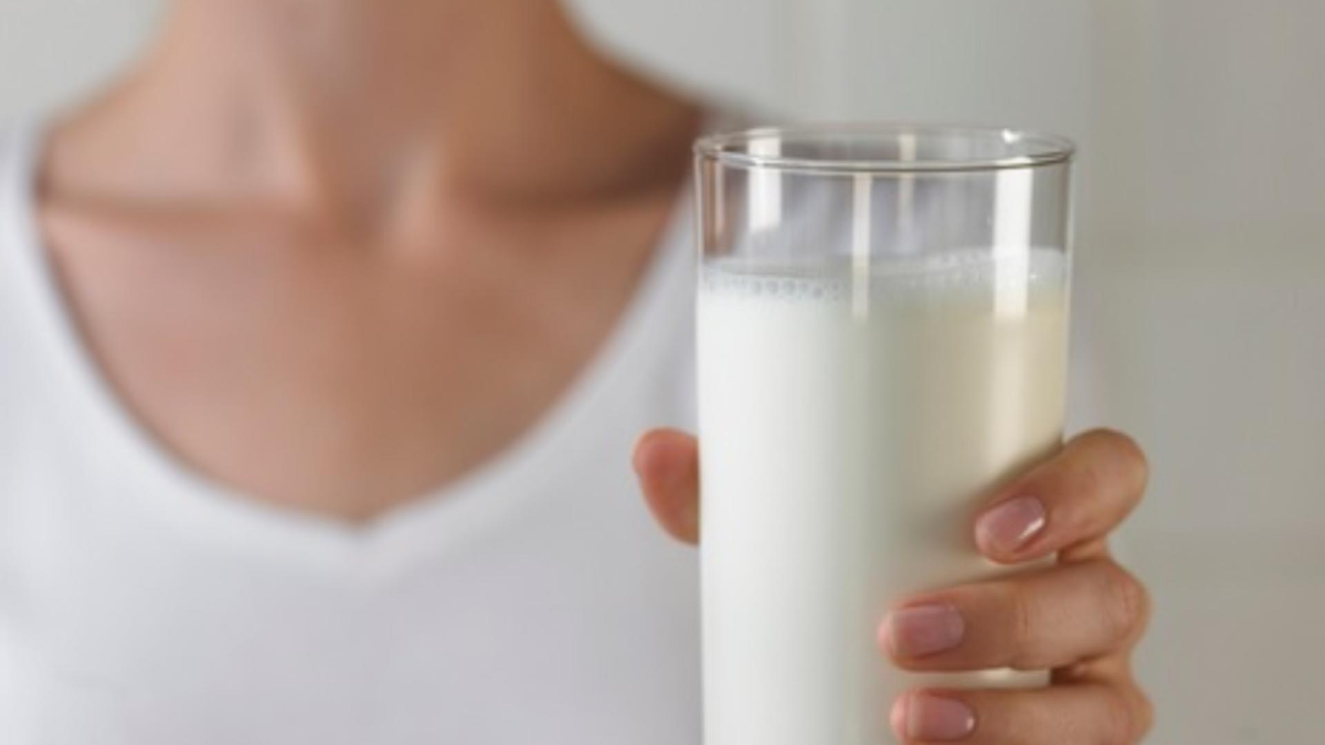 Consumul de lapte - imagine de arhivă