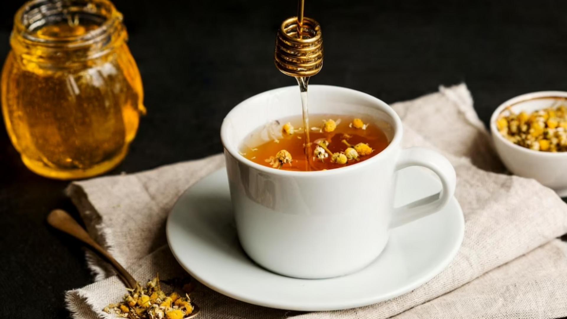 De ce NU ar trebui să mai pui miere în ceai - toți oamenii fac această greșeală