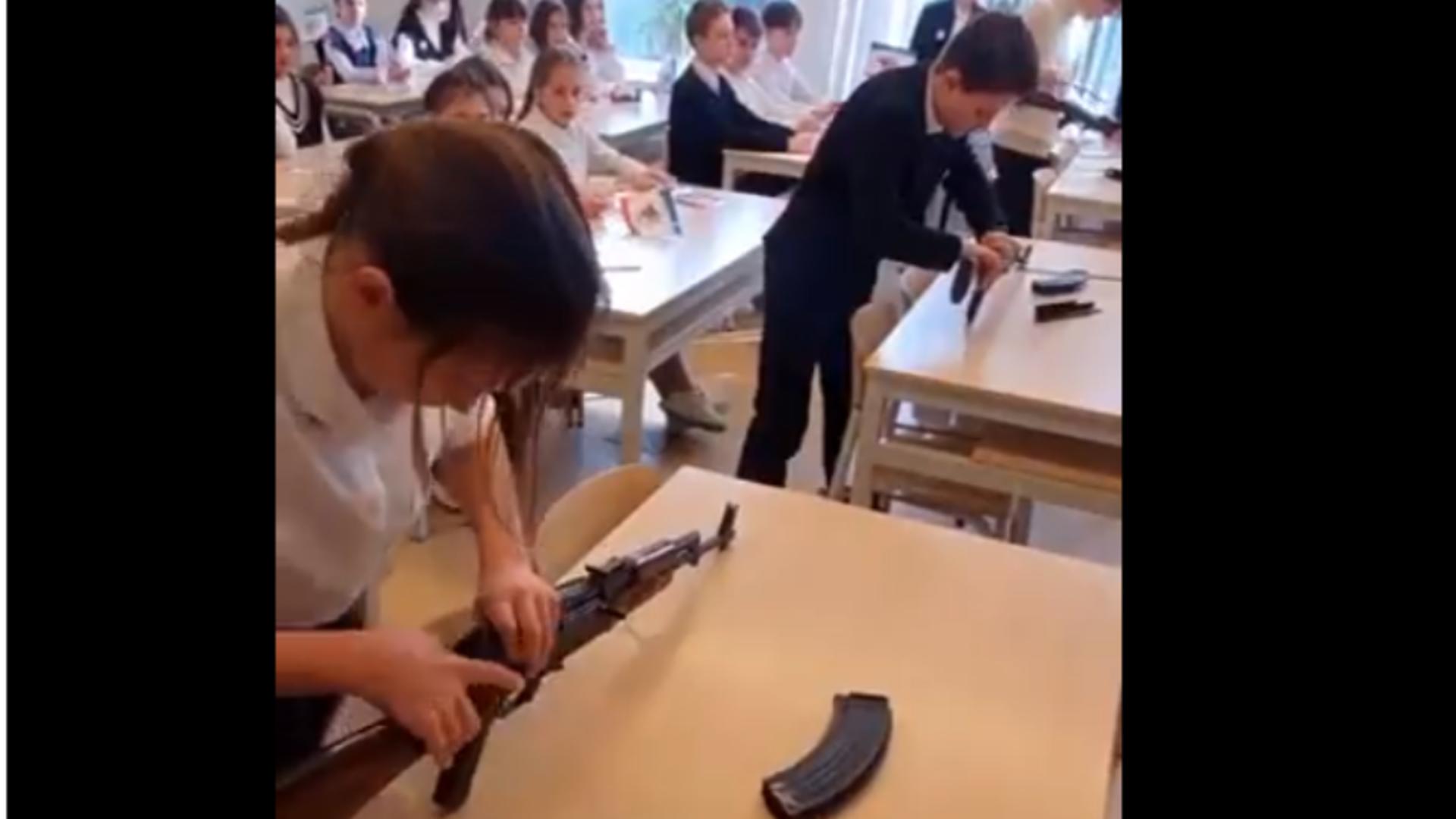 Rușii antrenează elevi să meargă la război. Imaginile cu școlarii puși să asambleze mitraliere, devenite virale   