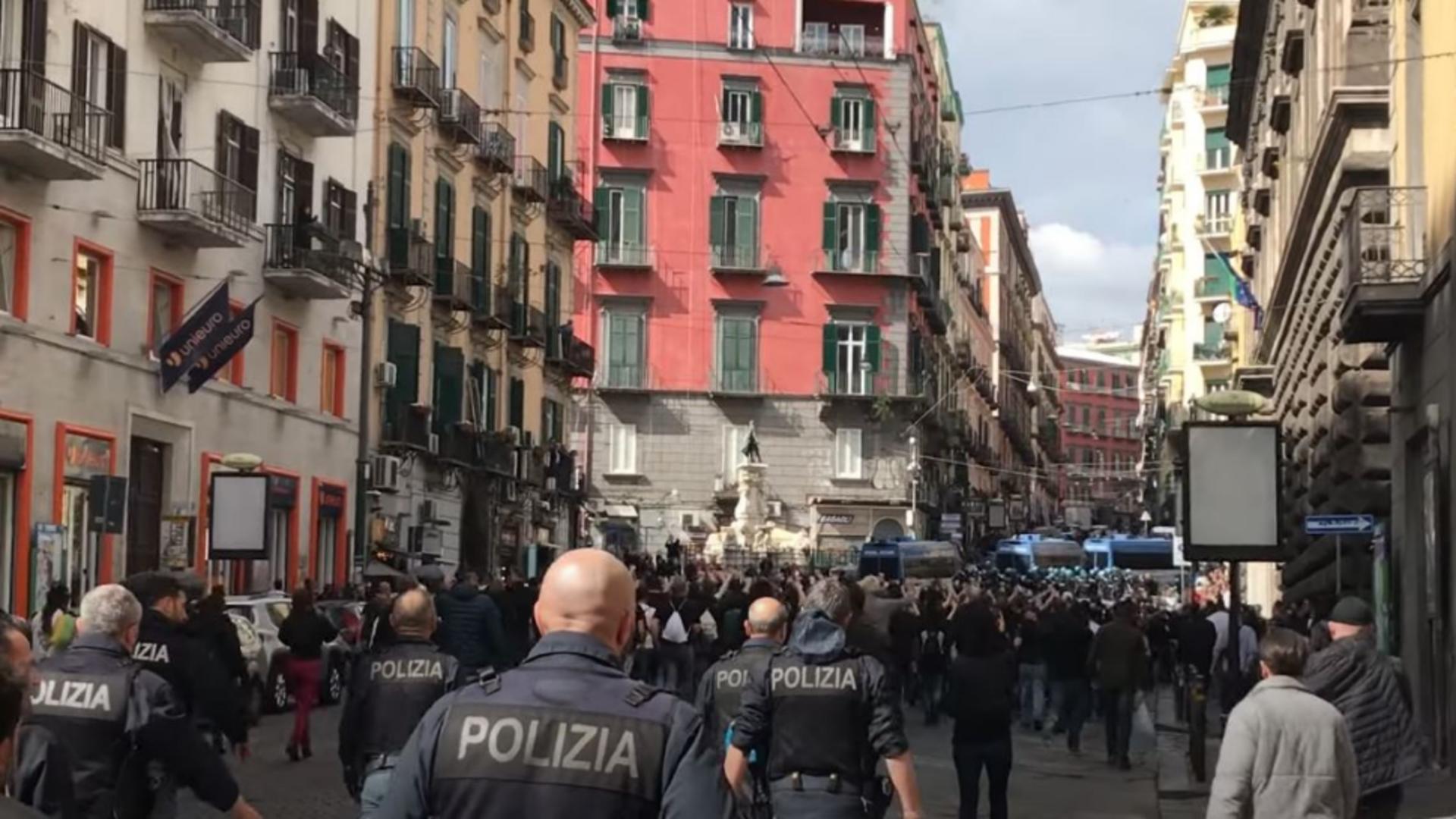 Ciocniri violente între poliție și ultrași, în Italia. Foto/Captură video
