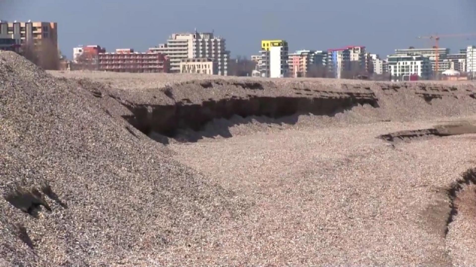 Plaja din Mamaia s-a prăbușit din cauza furtunilor. Dune de nisip de trei metri în locul unde s-au investit milioane