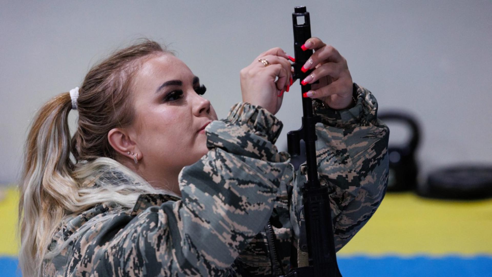 Rusoaice care se antrenează militar/ Foto: Profimedia