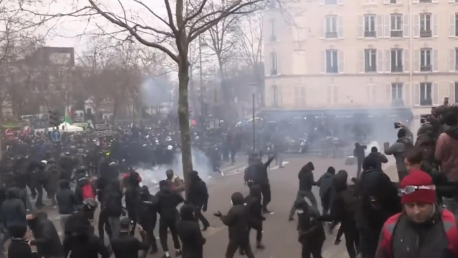 PROTESTE violente la Paris