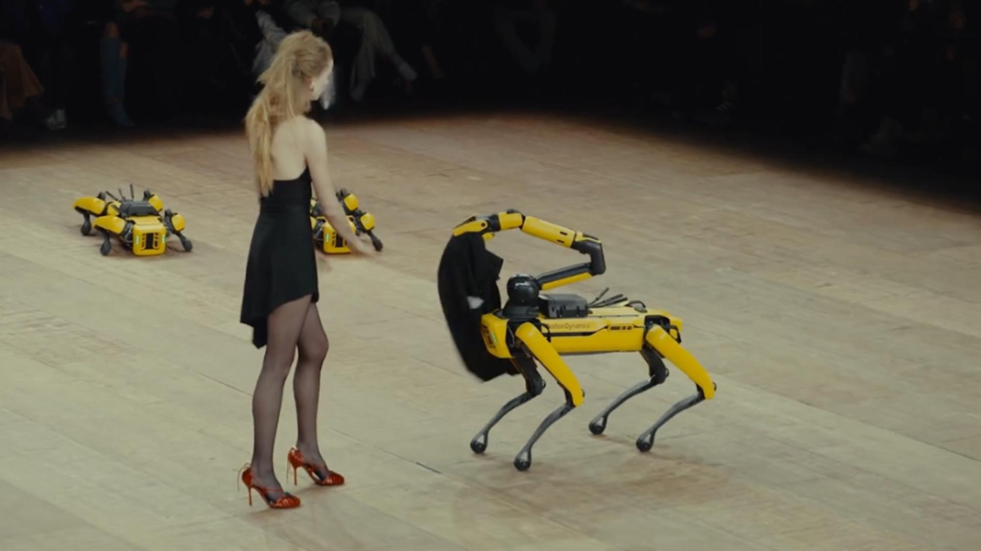O casă de modă de fițe a folosit roboți militari ca să dezbrace modelele de pe podium
