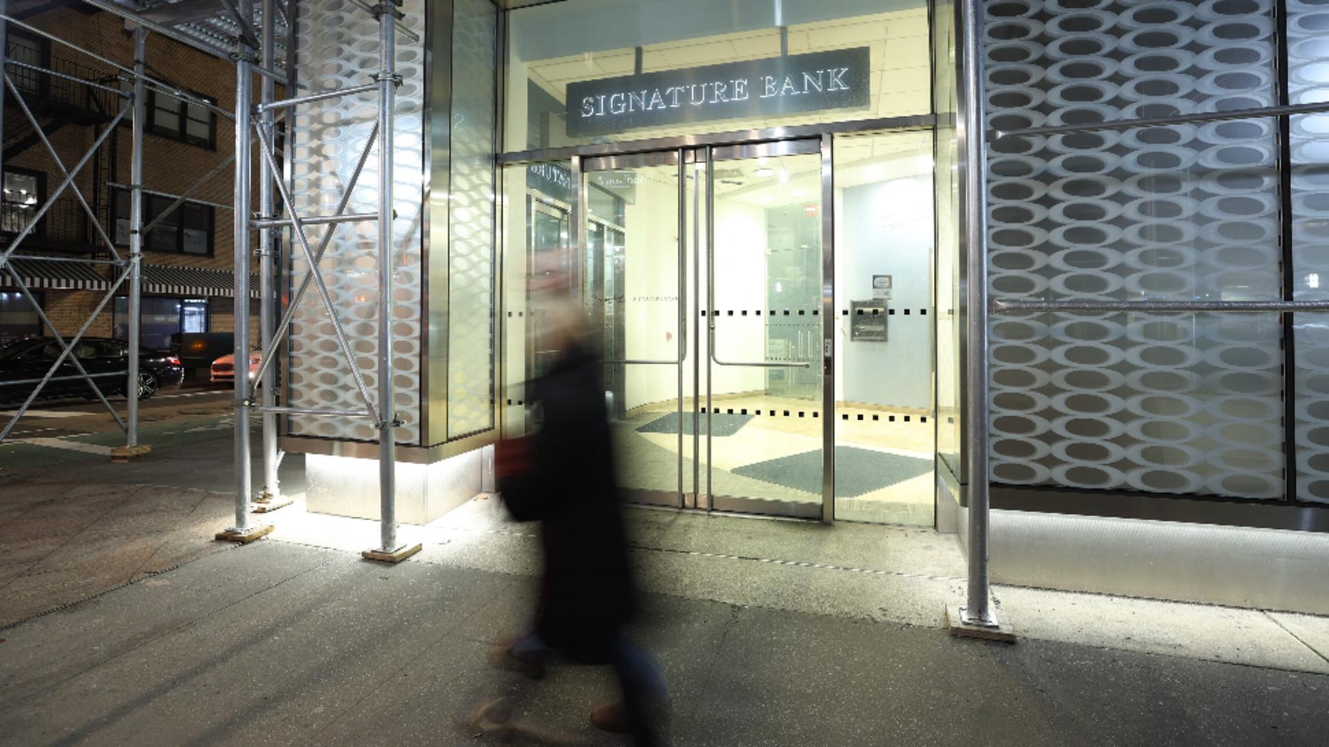 După SVB și Signature Bank și-a sistat afacerile. Foto/Profimedia