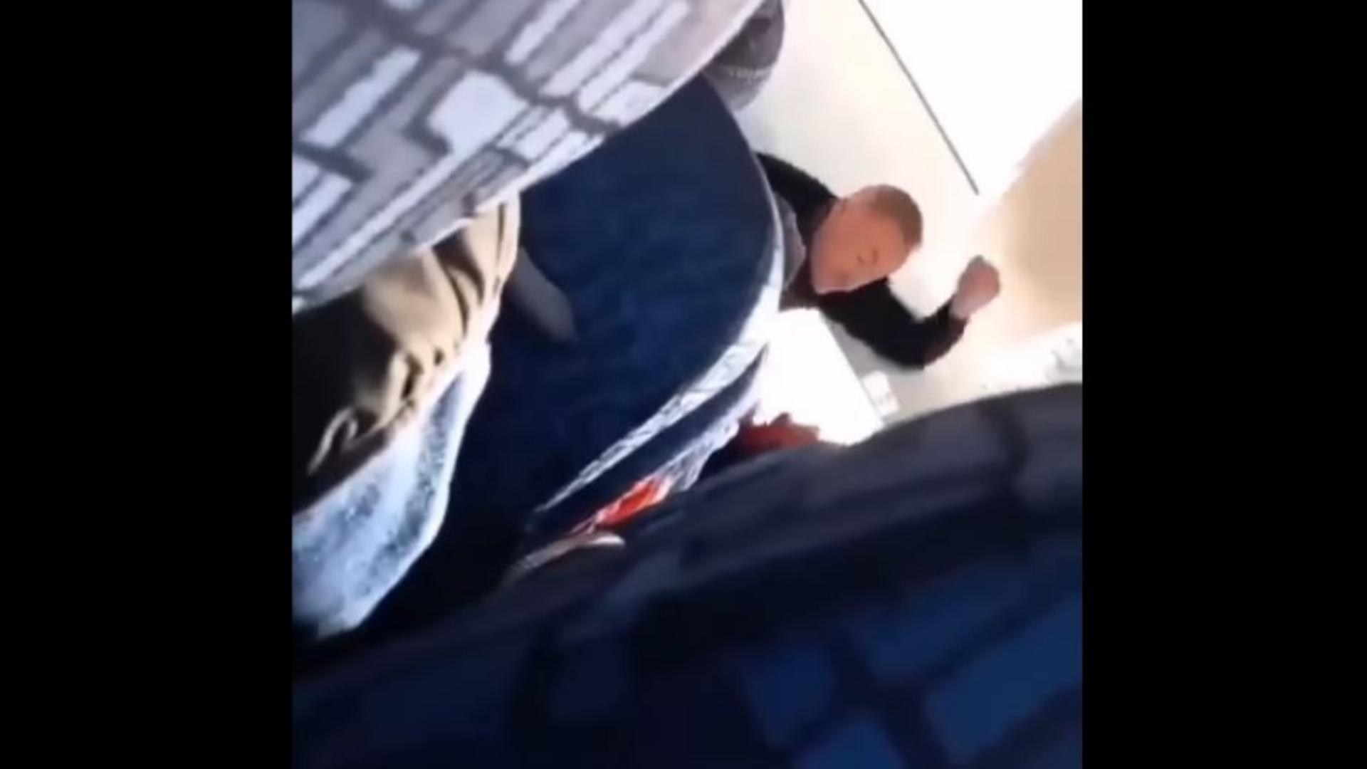 ȘOCANT! Femeie lovită cu bestialitate de șoferul unui microbuz. Poliția l-a identificat pe agresor (VIDEO)