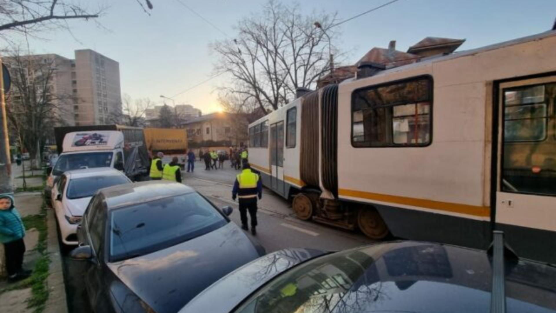 Când le este permis șoferilor să conducă pe linia de tramvai, conform legislației în vigoare