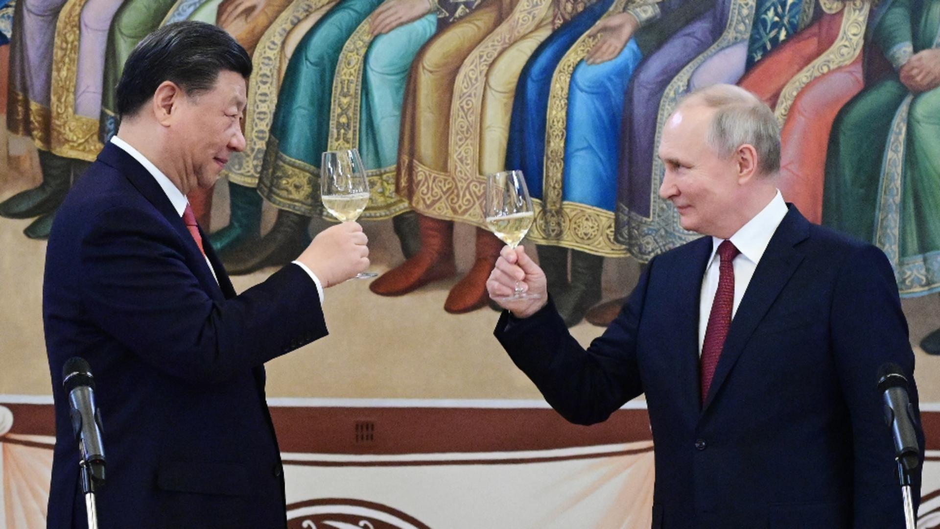 După ce au ciocnit paharul, Xi a sistat exporturile către Vladimir. Foto/Profimedia