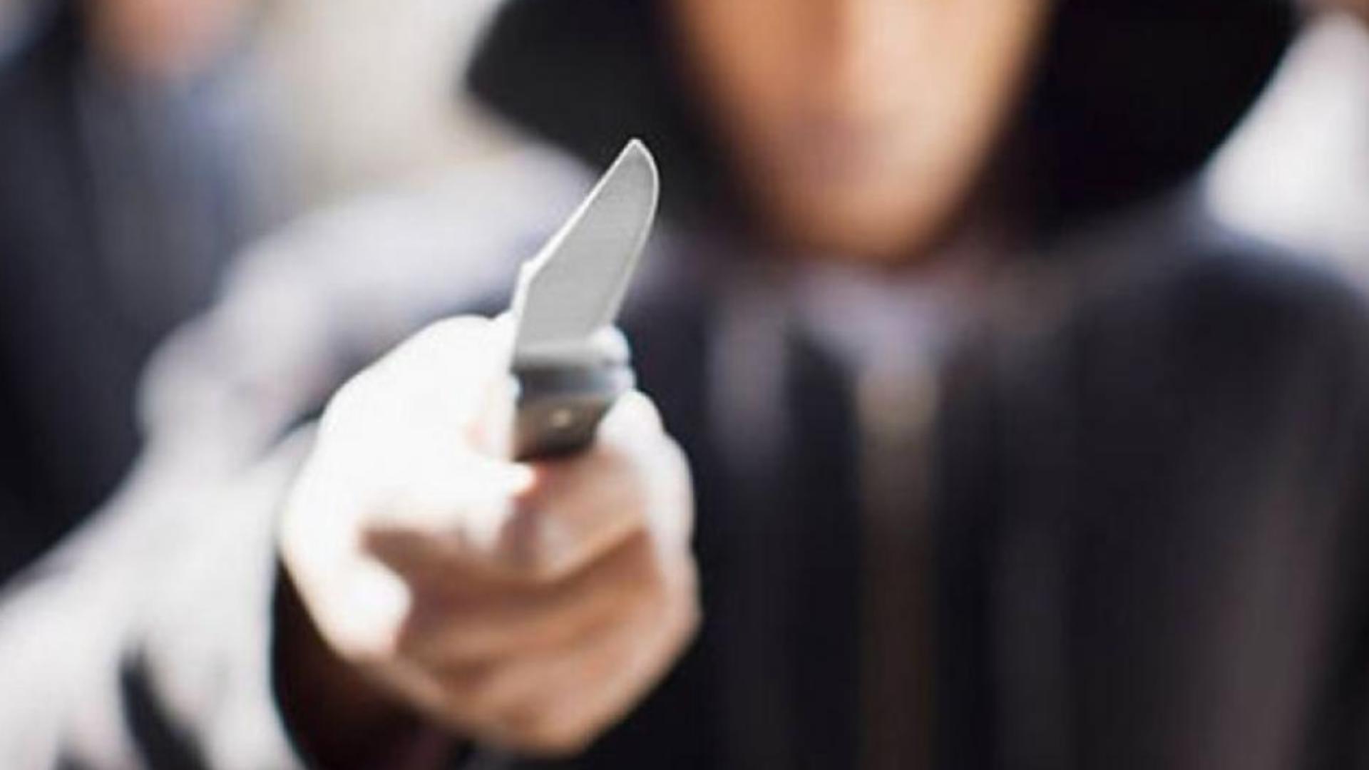 Nou caz de violență în școală: Profesor amenințat cu cuțitul de un elev de 15 ani - Acuzații grave după ce a fost reținut de polițiști