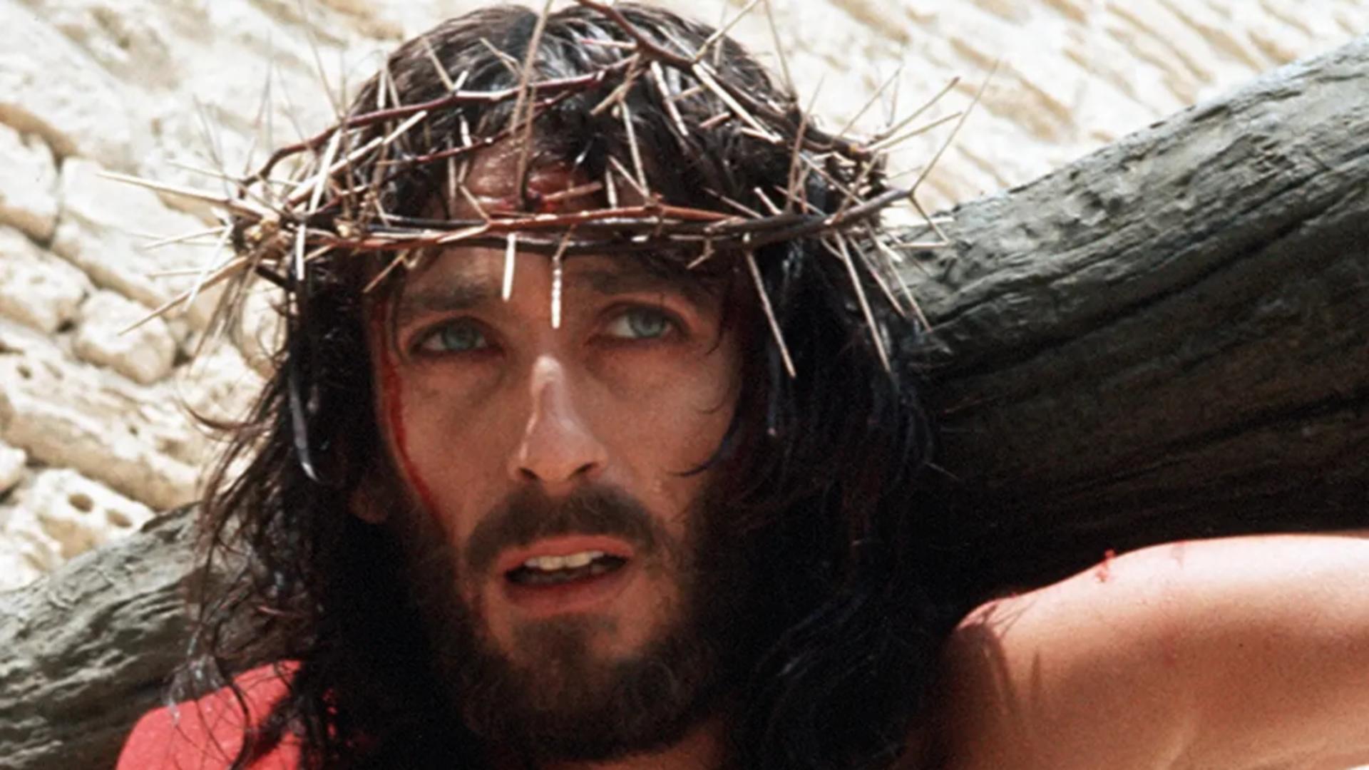 Cum mai arată și ce mai face Robert Powell, actorul care l-a interpretat pe Isus 