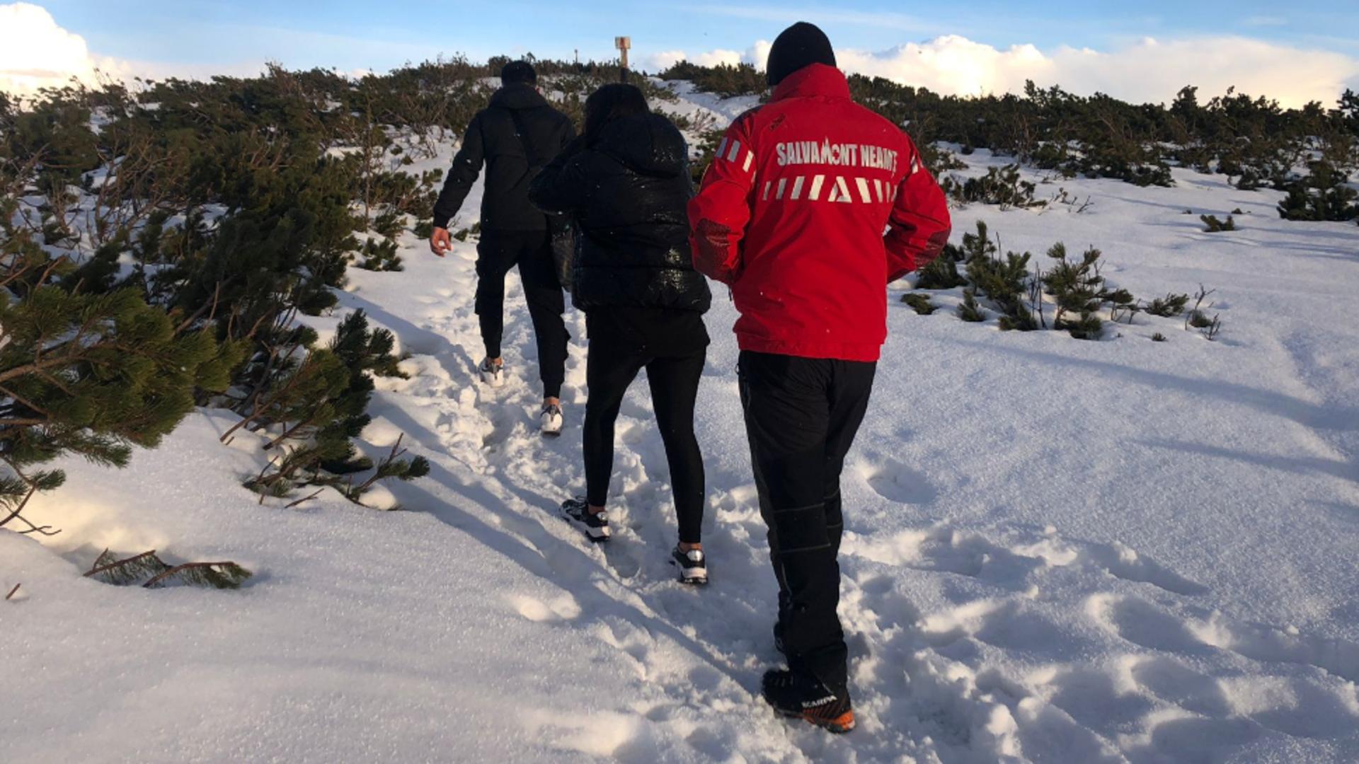 ȘOCANT. Doi tineri în colanți și „gleznele goale”, la un pas de moarte pe Vârful Toaca - Au fost găsiți îmbrățișați, înghețați de frig