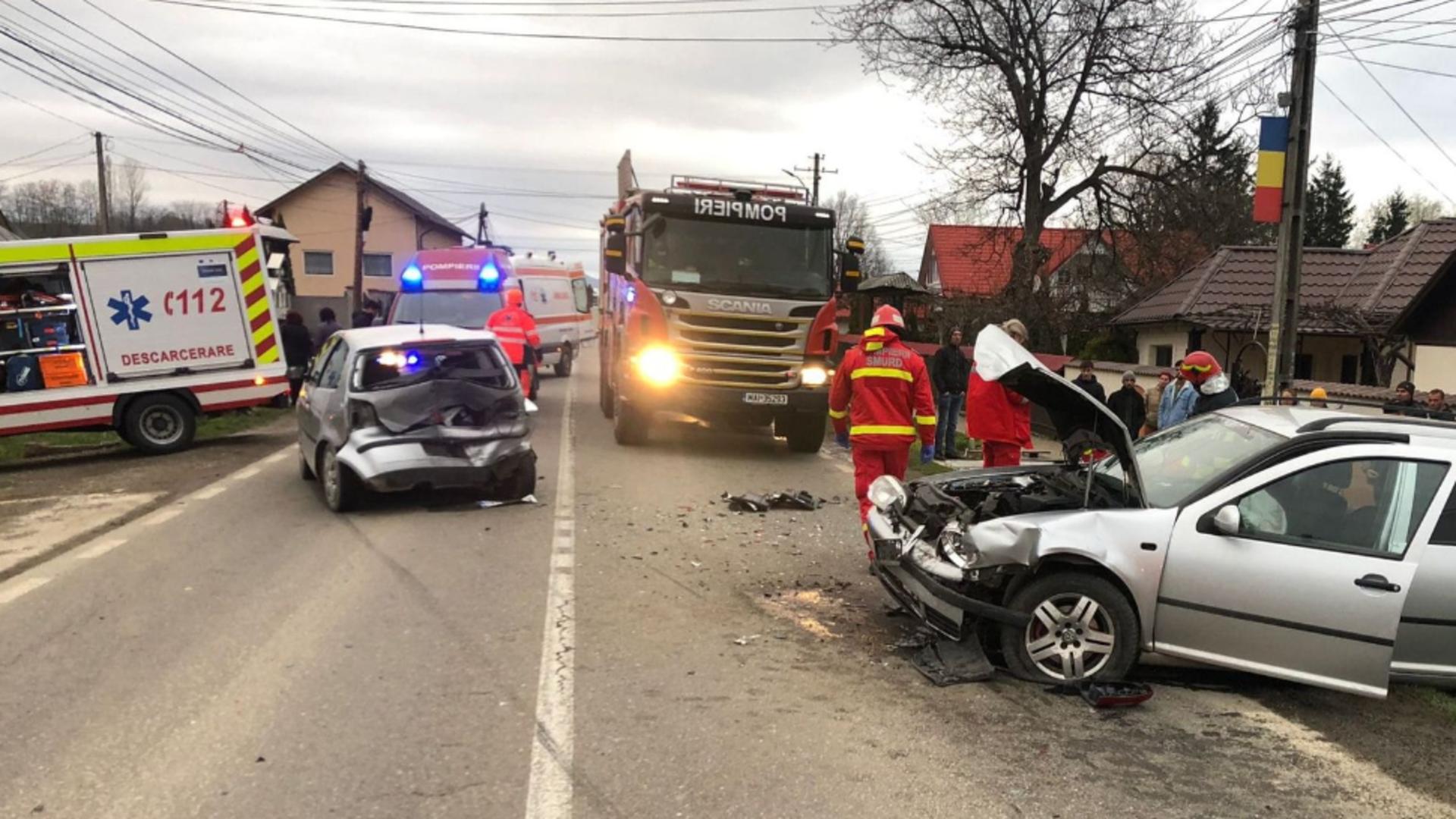 Accident grav în județul Neamț - 1 mort și 4 răniți după o ciocnire violentă între două mașini - FOTO