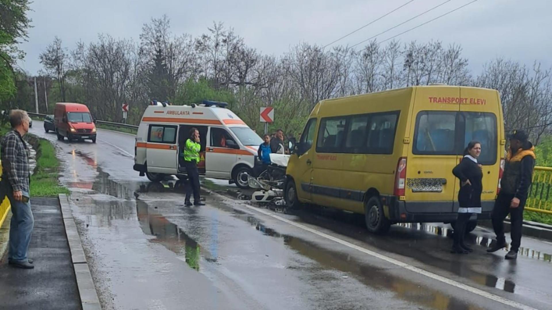 Microbuz cu pasageri, impact violent cu un autoturism