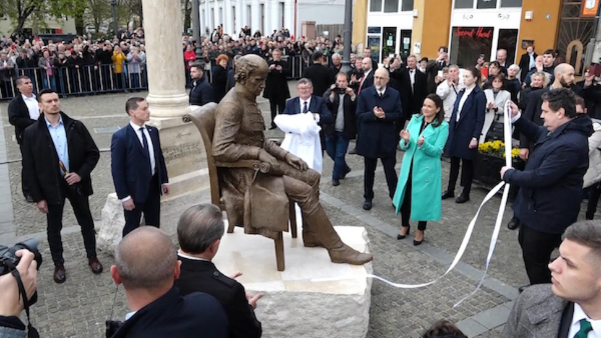 Scandalul statuii autorului maghiar din Carei ia amploare! Ministrul Culturii, somat să intervină