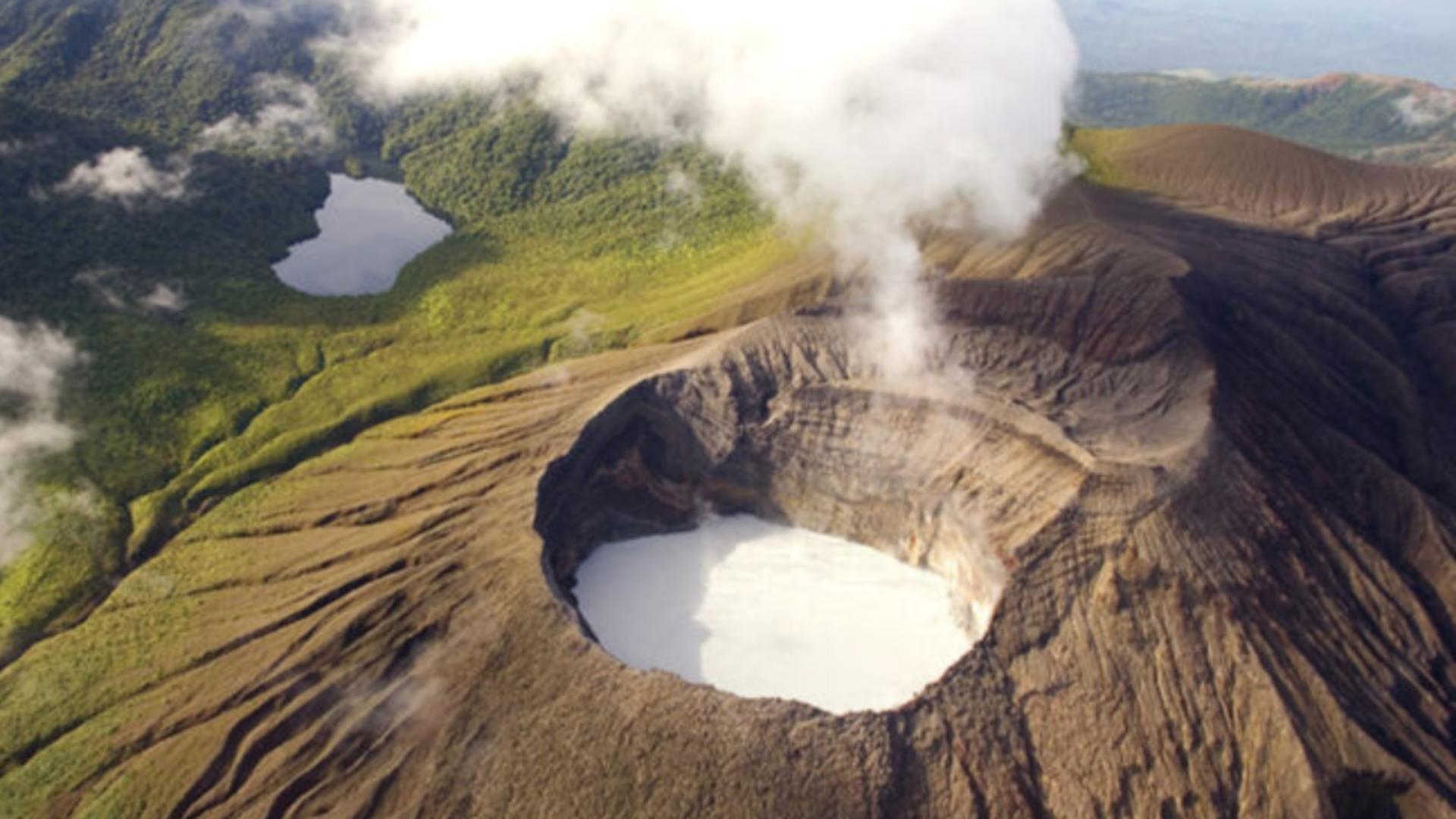 Erupție explozivă a unui vulcan din Costa Rica: Pericol pentru locuitori după contaminarea apelor din zonă - VIDEO
