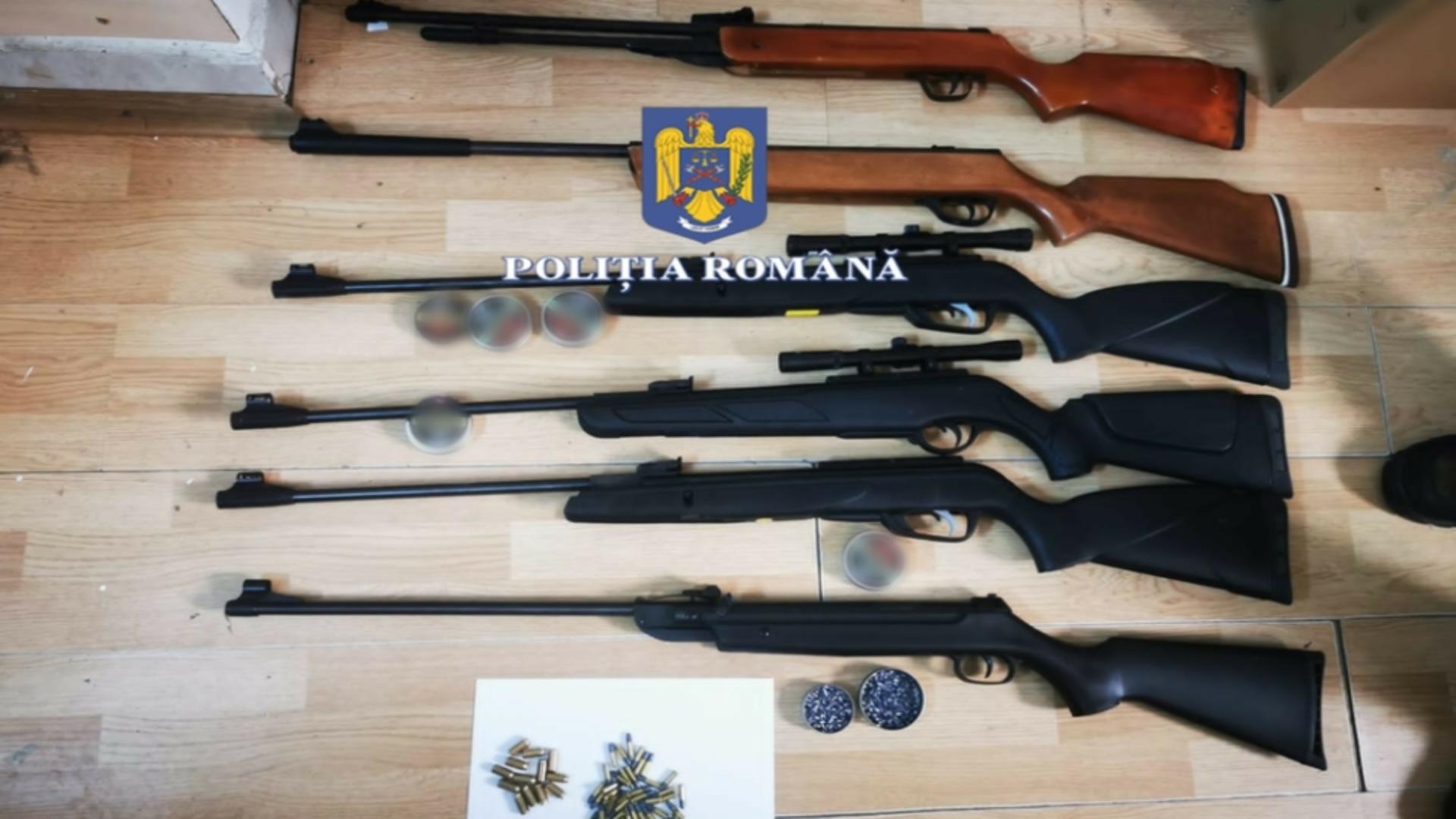 Un întreg arsenal de arme, descoperit de polițiștii din Bacău, după o serie de percheziții 