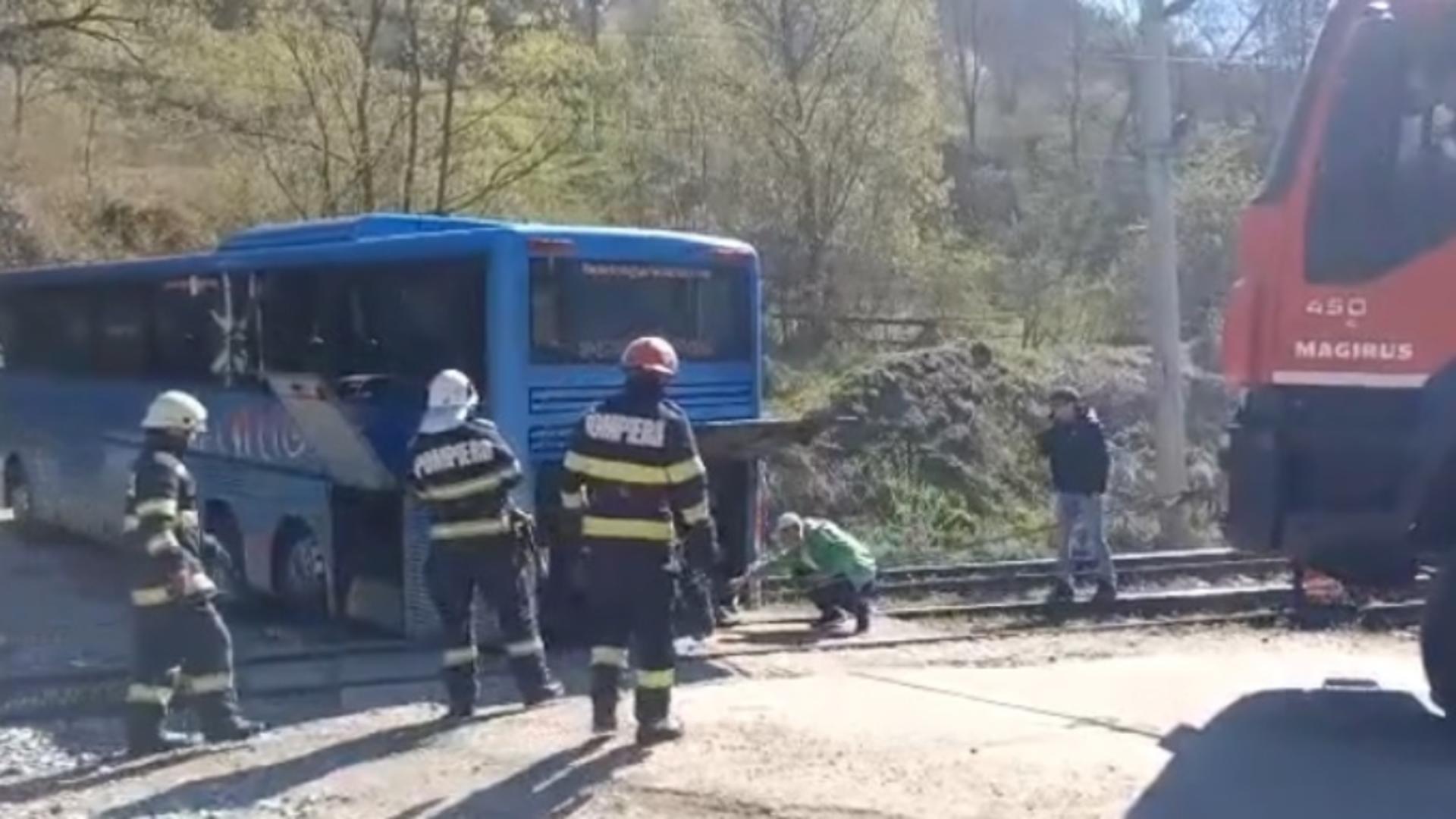 Autocar blocat pe linia de tren