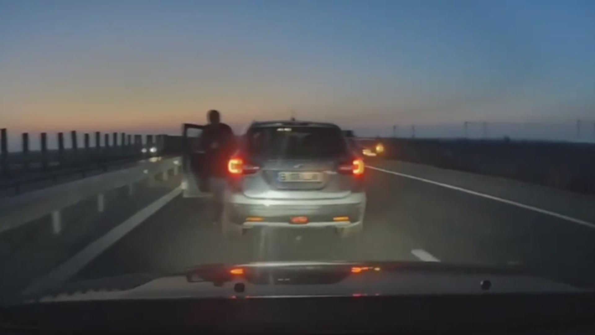 A frânat pe autostradă ca să-l ia la bătaie pe șoferul din spate. VIDEO cu nivelul de agresivitate de pe șoselele României