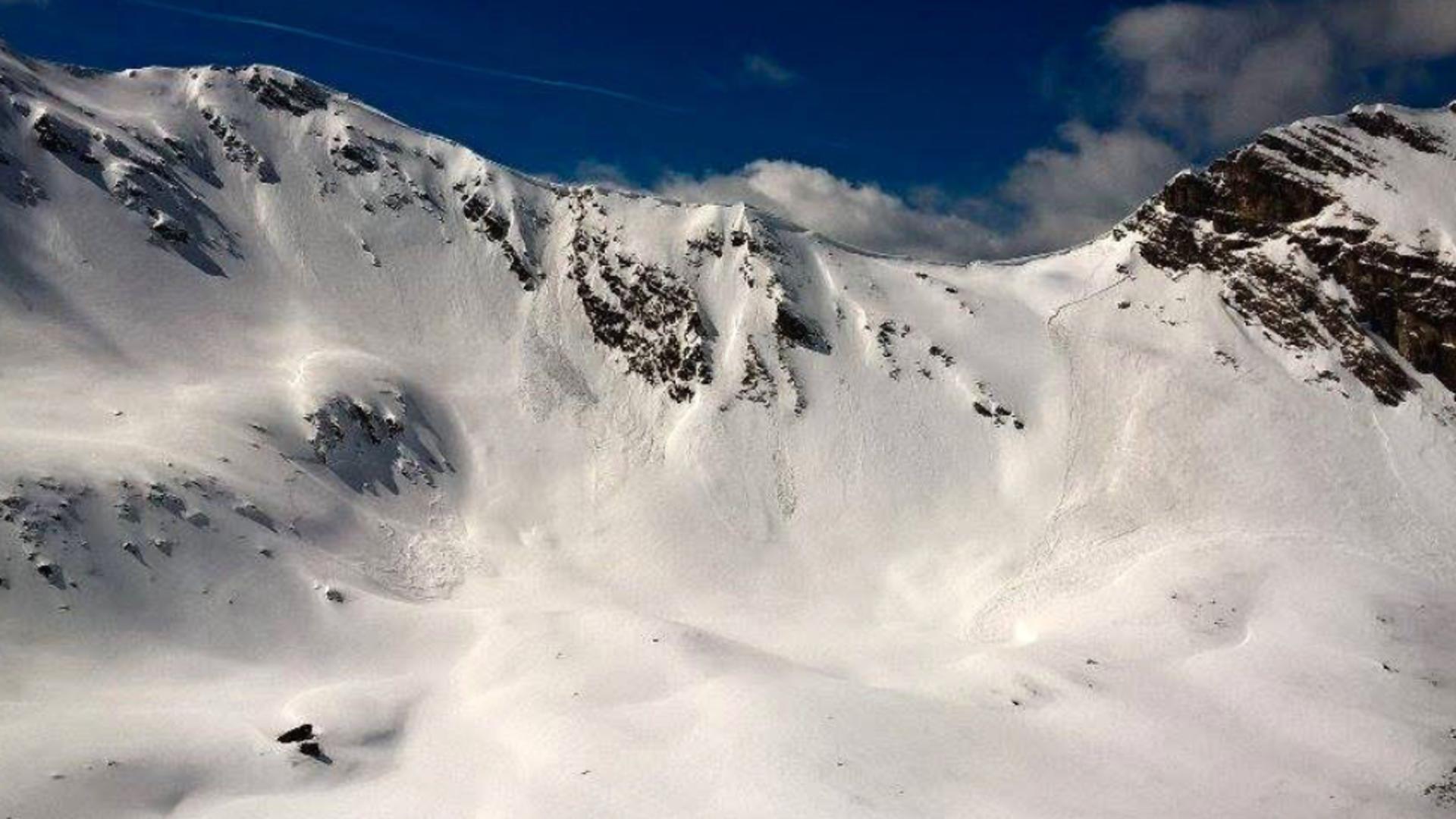 RISC de avalanșă în mai multe masive: Harta zonelor periculoase - La Bâlea Lac, zăpada e aproape de 3 metri